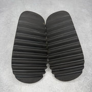 adidas Yeezy Slide Onyx *pre-owned* SIZE 7 Shrunk