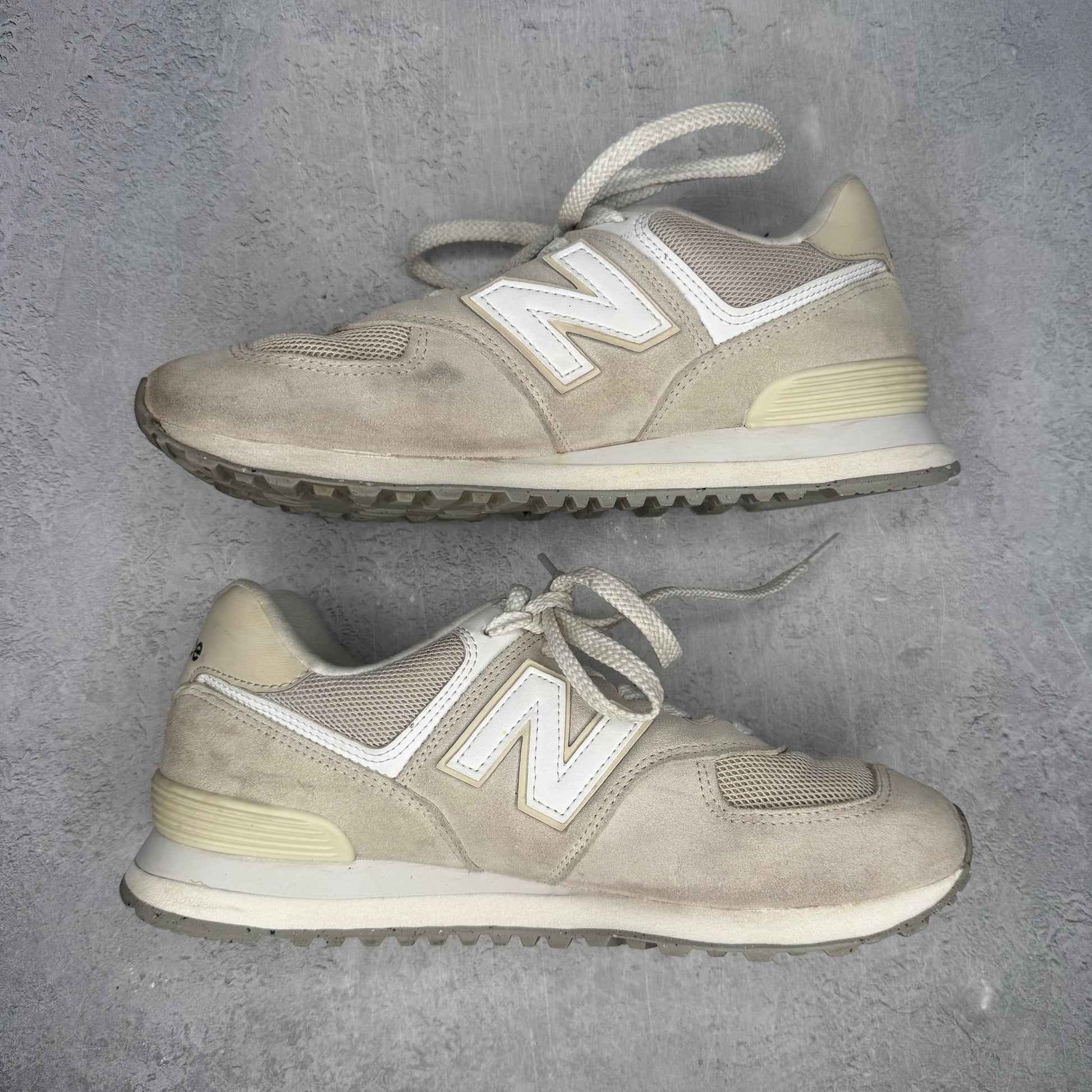 New Balance 574 Beige Fog *pre-owned* SIZE 8.5