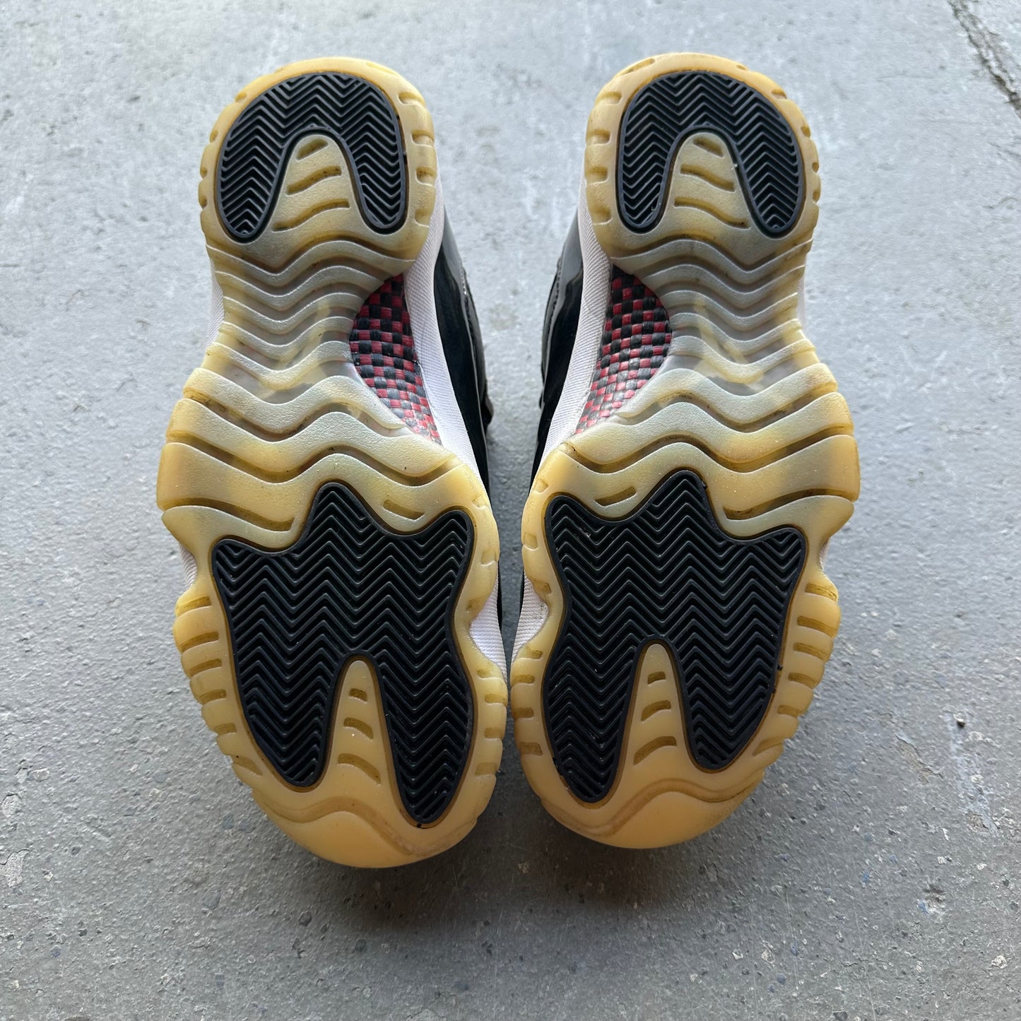 Jordan 11 Retro Low 72-10 *pre-owned* (SIZE 9.5)