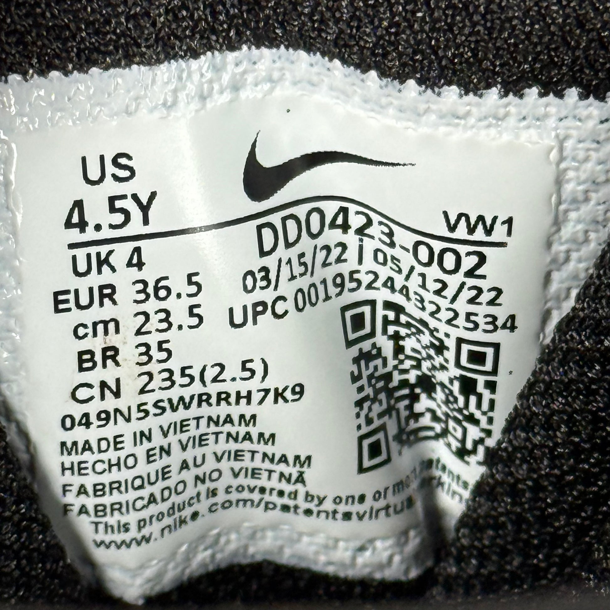 LeBron Witness 6 Black Dark Obsidian (GS) *pre-owned* SIZE 4.5Y