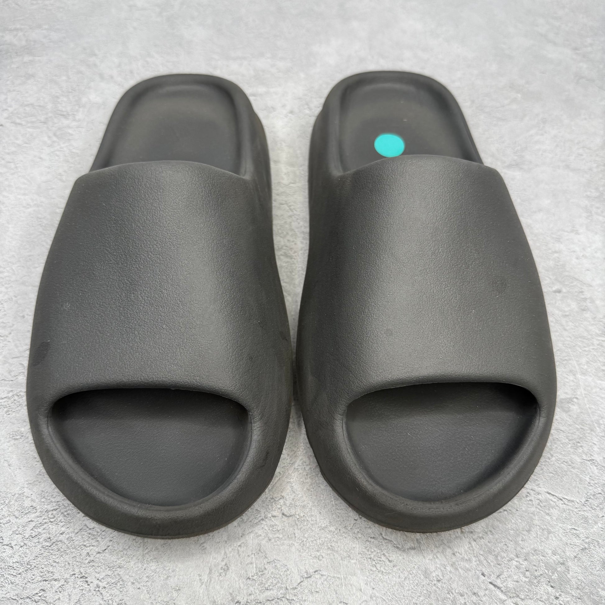 adidas Yeezy Slide Dark Onyx *pre-owned* SIZE 8