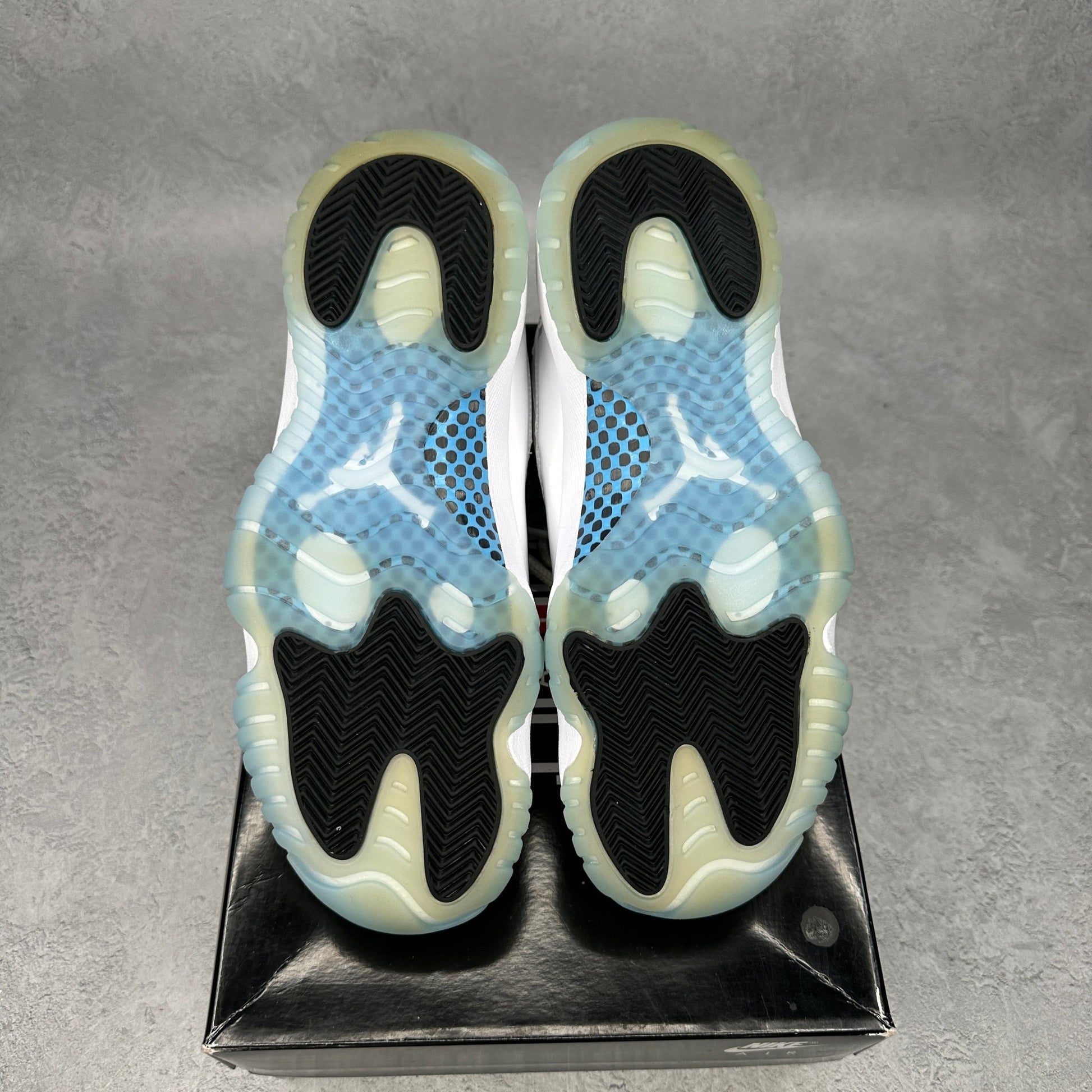 Jordan 11 Retro Legend Blue (2024) *pre-owned* SIZE 9