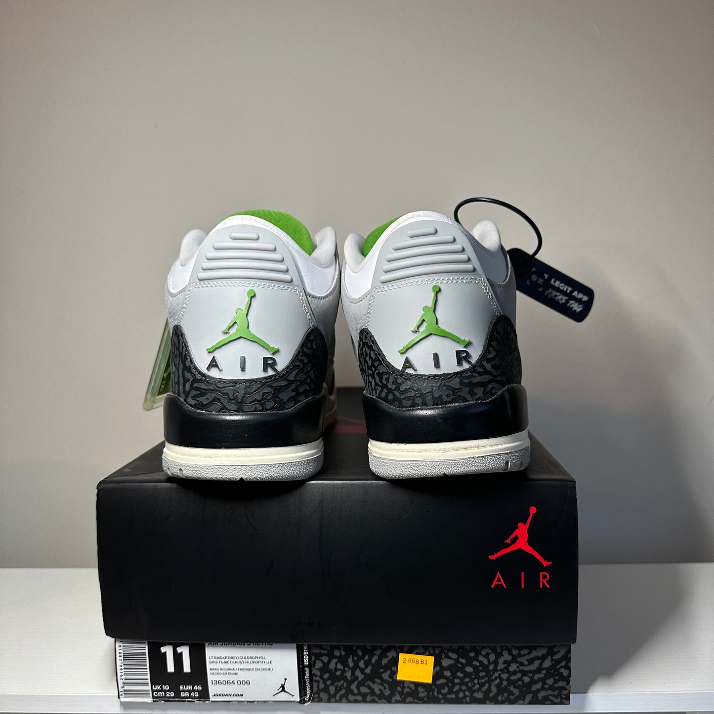 Jordan 3 Retro Chlorophyll *pre-owned* (SIZE 11)