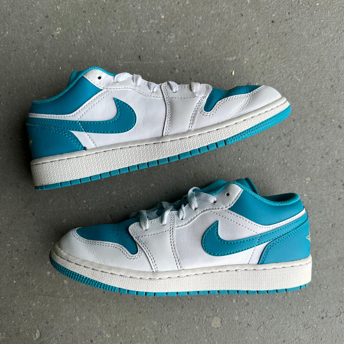 Jordan 1 Low Aquatone (GS) *pre-owned* (SIZE 5.5Y)