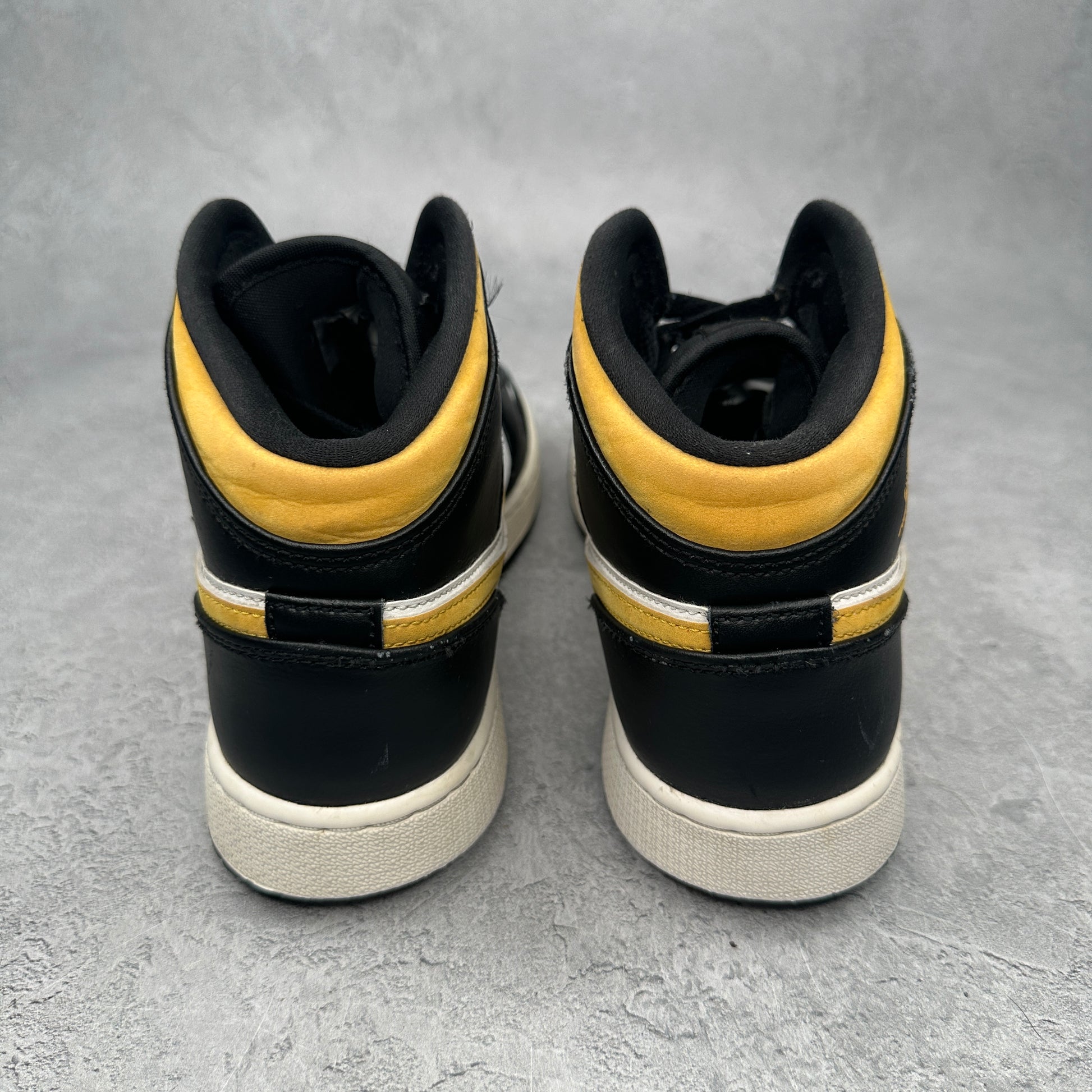 Jordan 1 Mid White Pollen Black (GS) *pre-owned* SIZE 7Y