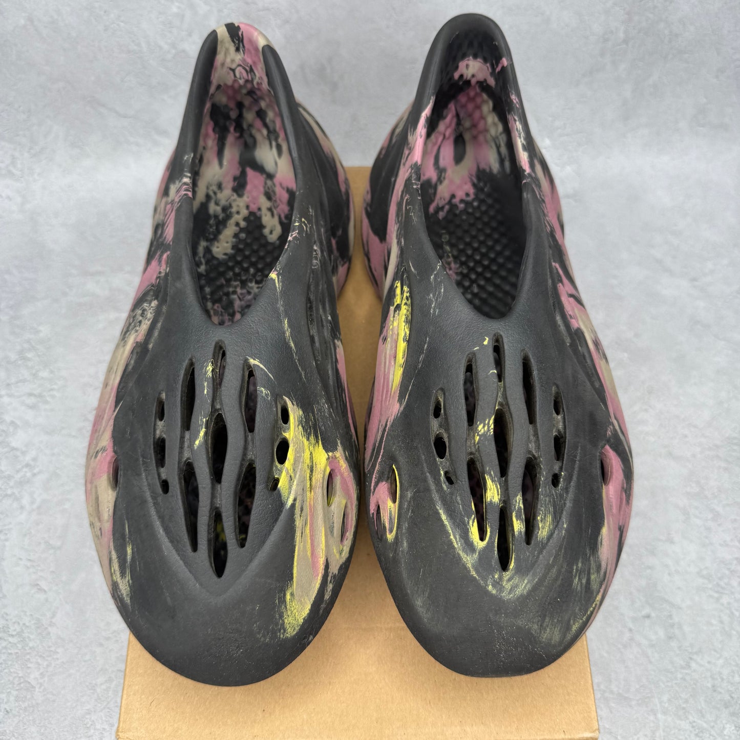 adidas Yeezy Foam RNR MX Carbon *pre-owned* SIZE 9