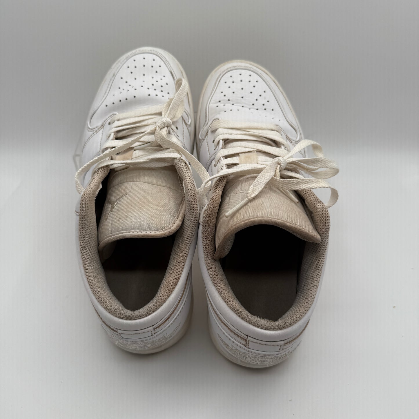 Jordan 1 Low Triple White *pre-owned* (SIZE 9.5)