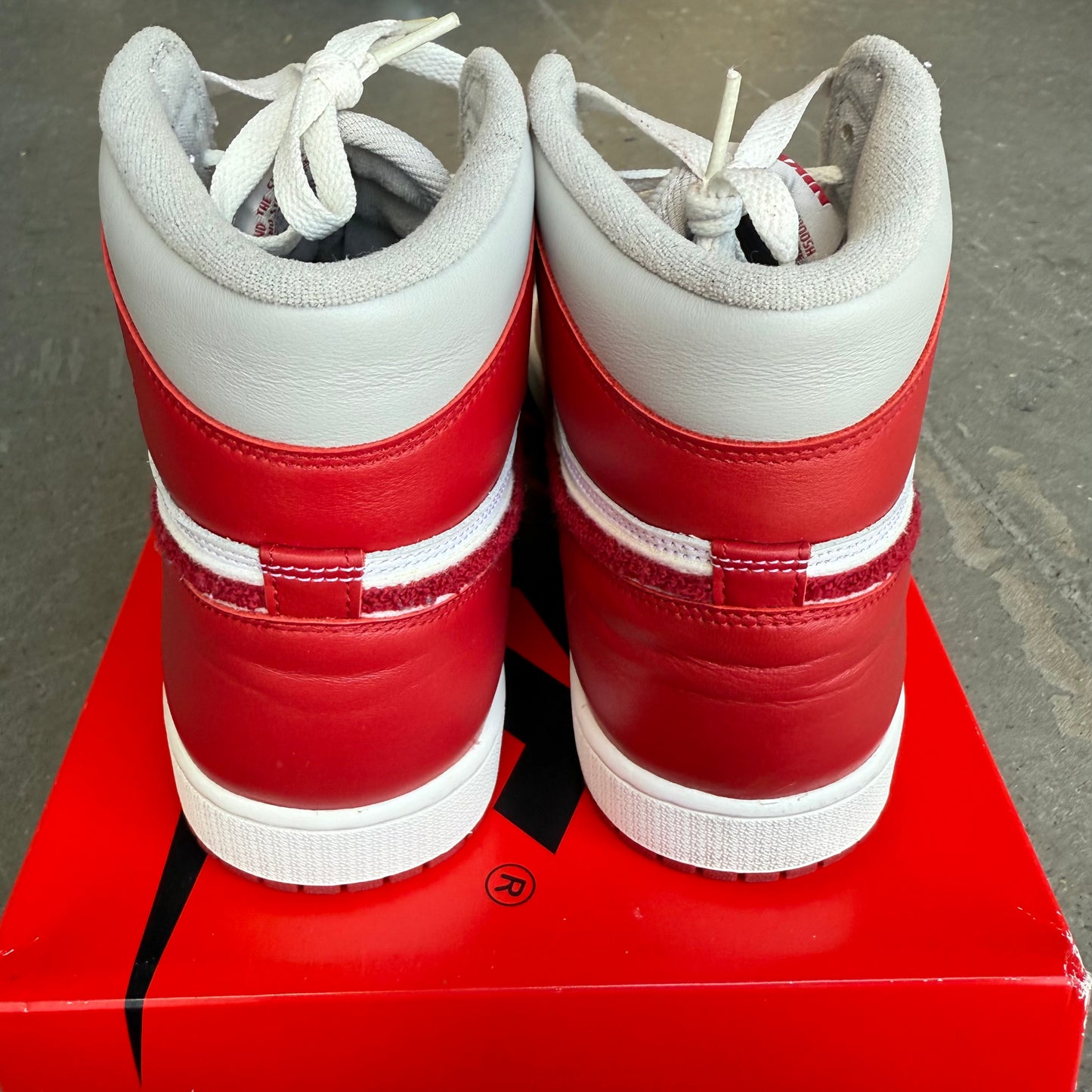 Jordan 1 Retro High OG Varsity Red (Women's) *pre-owned* (SIZE 10.5)