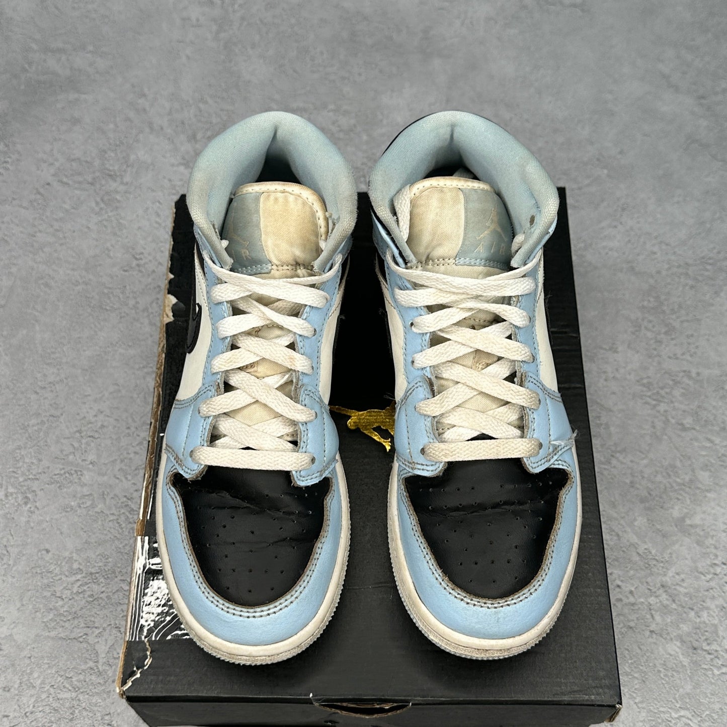 Jordan 1 Mid Ice Blue (2022) (GS) *pre - owned* SIZE 4Y - Kicks Collective PA - Jordan - 555112 - 401 - Kid's Shoes - 4Y - Pre - Owned