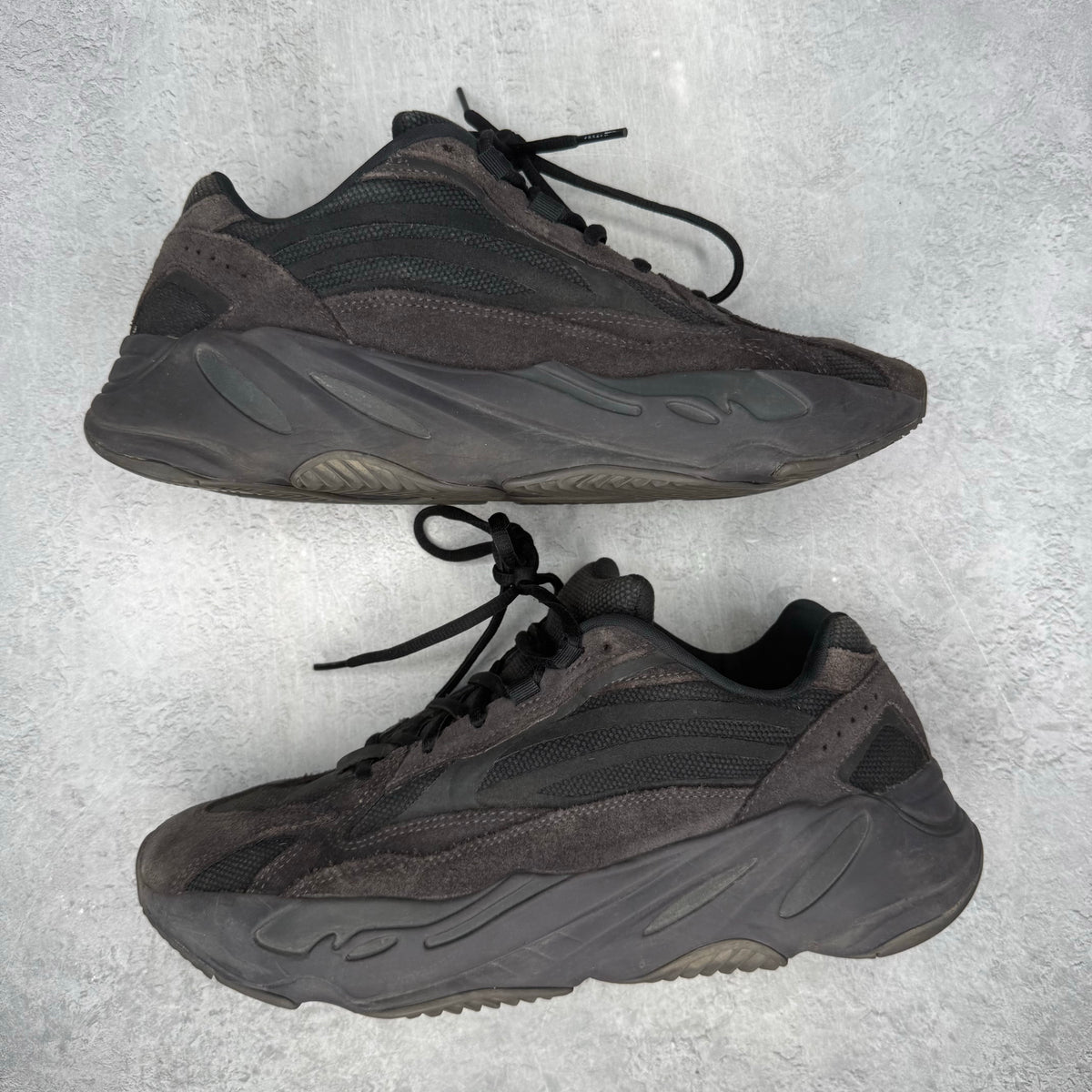 adidas Yeezy Boost 700 V2 Vanta *pre-owned* SIZE 10