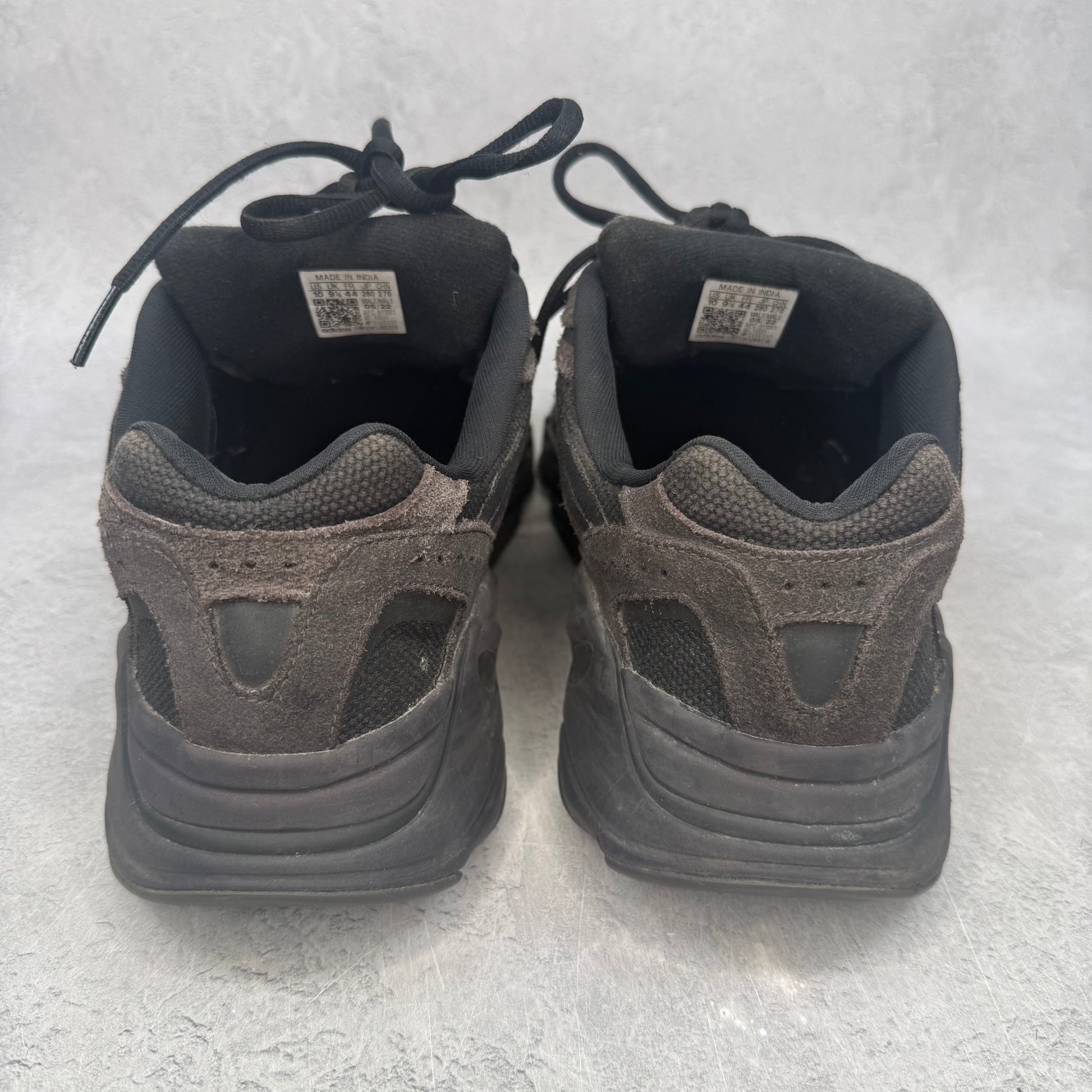 adidas Yeezy Boost 700 V2 Vanta *pre-owned* SIZE 10