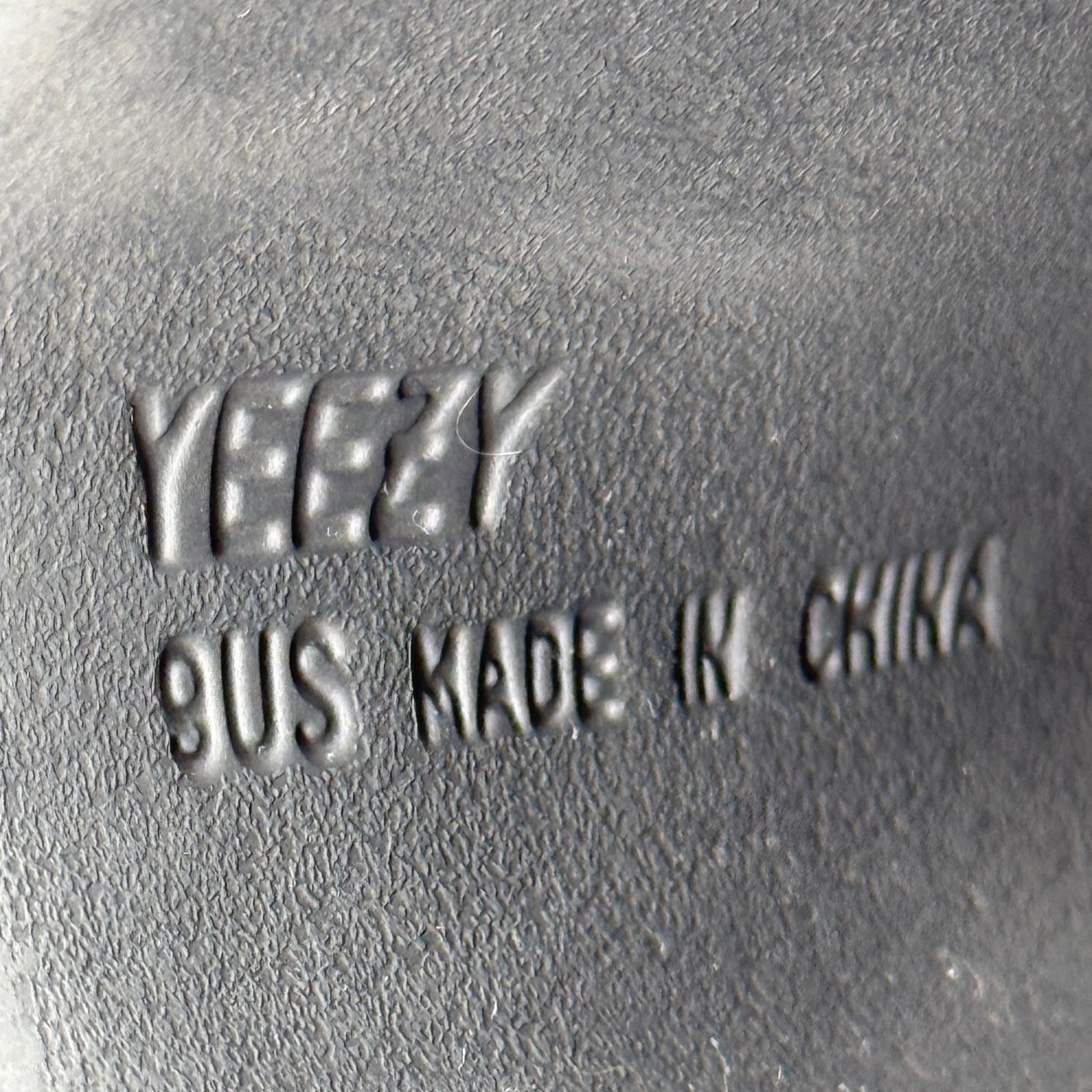 adidas Yeezy Slide Dark Onyx *pre-owned* SIZE 8