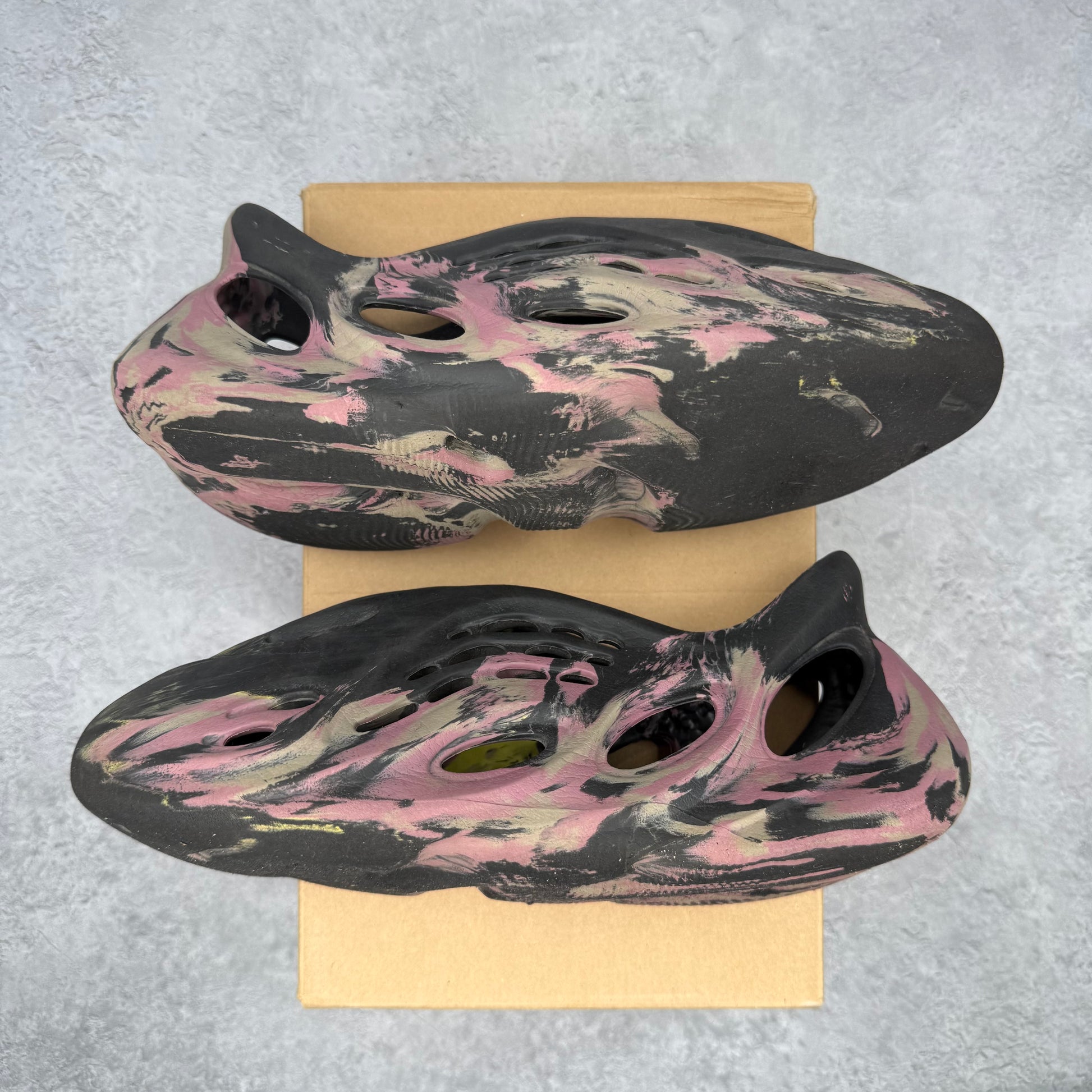 adidas Yeezy Foam RNR MX Carbon *pre-owned* SIZE 9