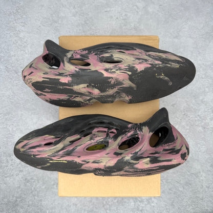 adidas Yeezy Foam RNR MX Carbon *pre-owned* SIZE 9