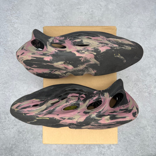 adidas Yeezy Foam RNR MX Carbon *pre-owned* SIZE 9