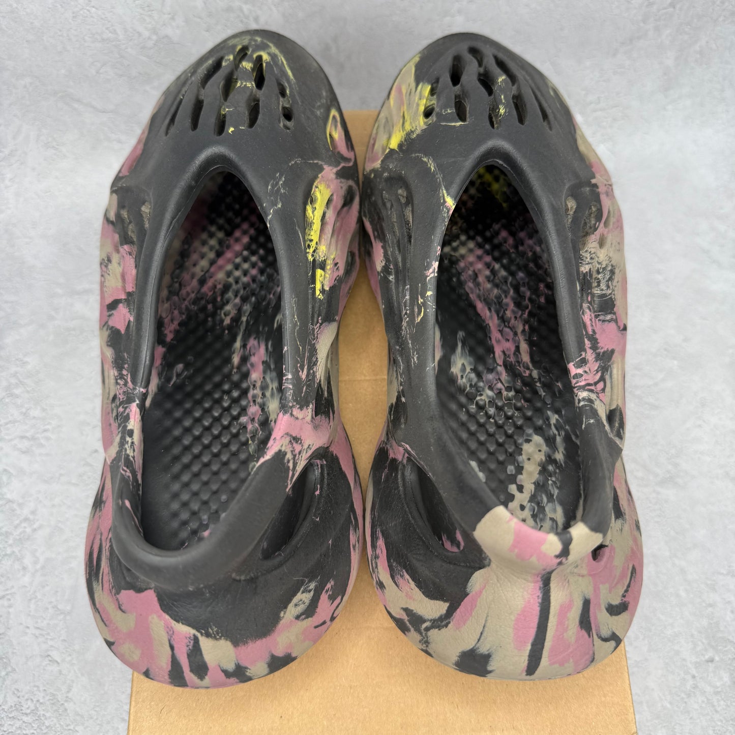 adidas Yeezy Foam RNR MX Carbon *pre-owned* SIZE 9