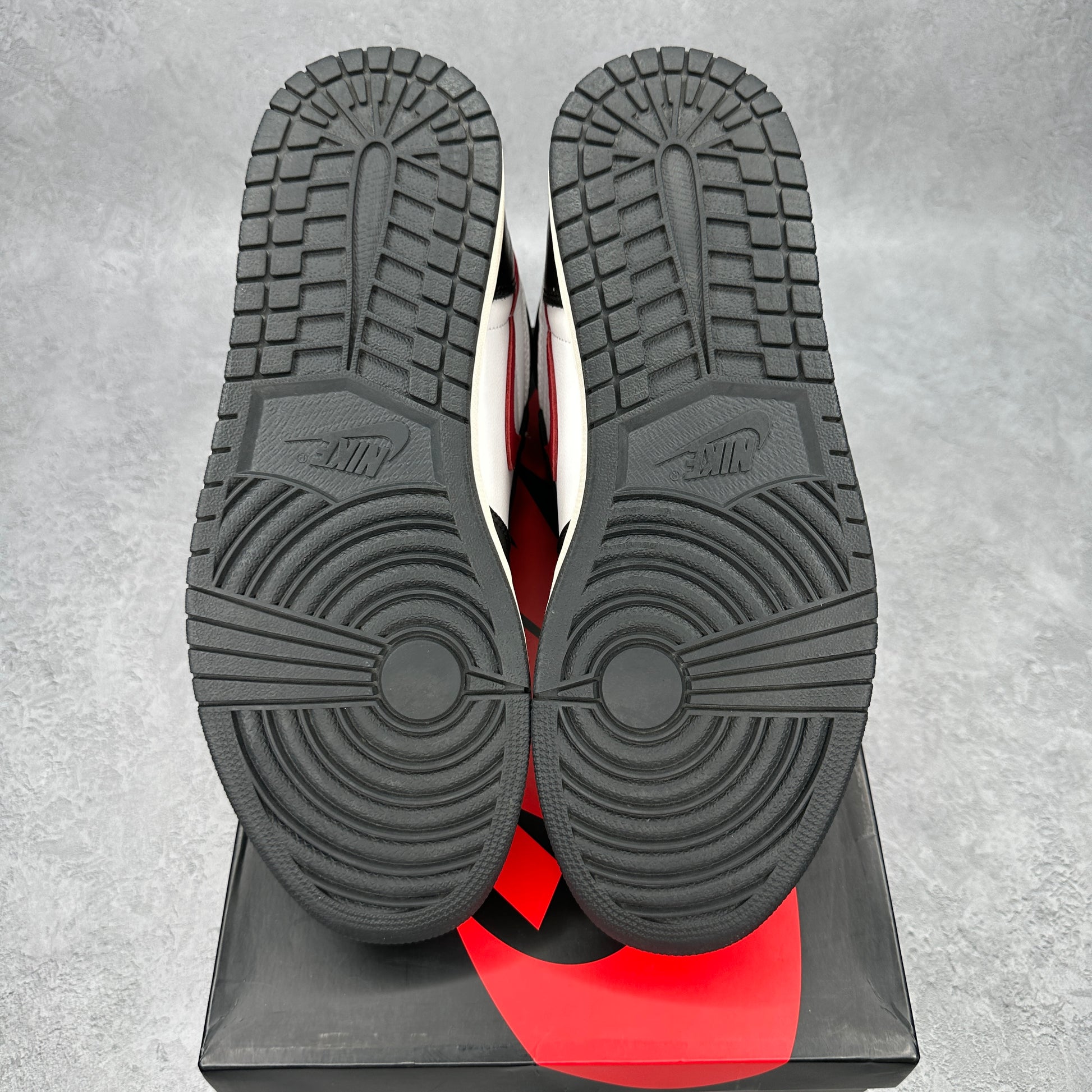 Jordan 1 Retro High Black Gym Red *pre-owned* SIZE 11.5