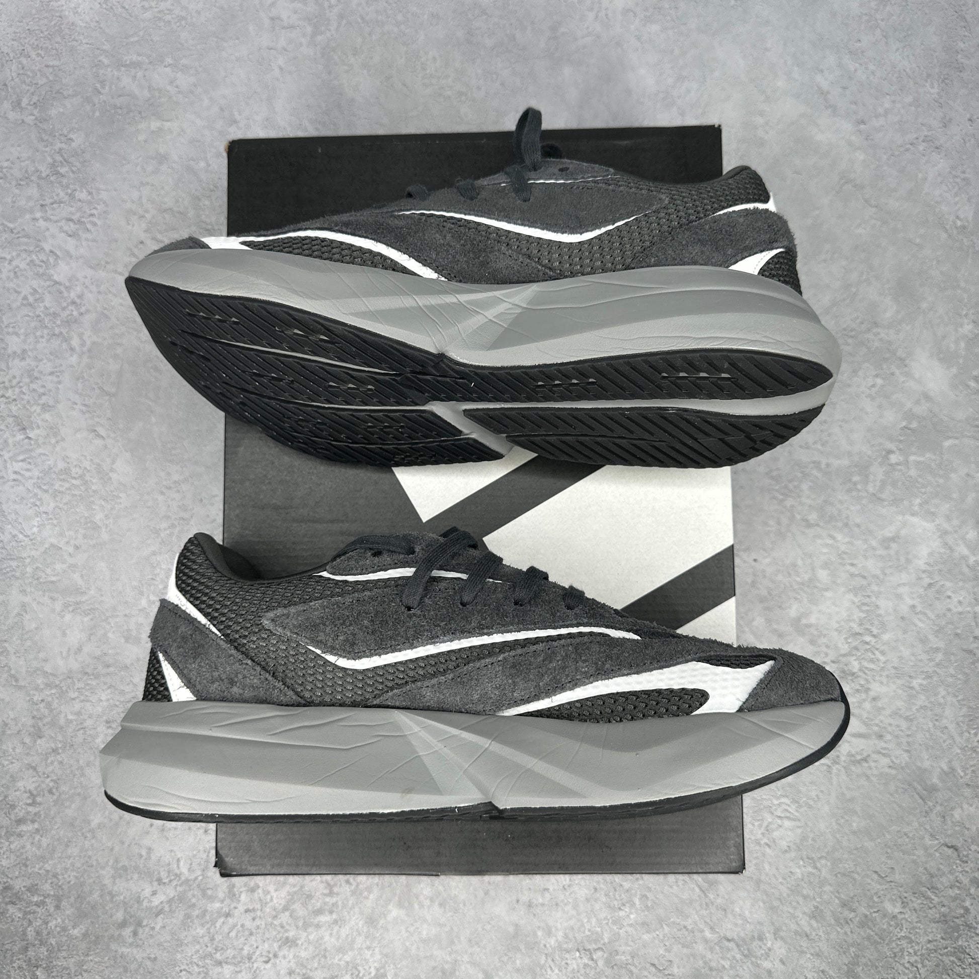 adidas Lightblaze Carbon Grey VNDS *pre-owned* SIZE 9.5