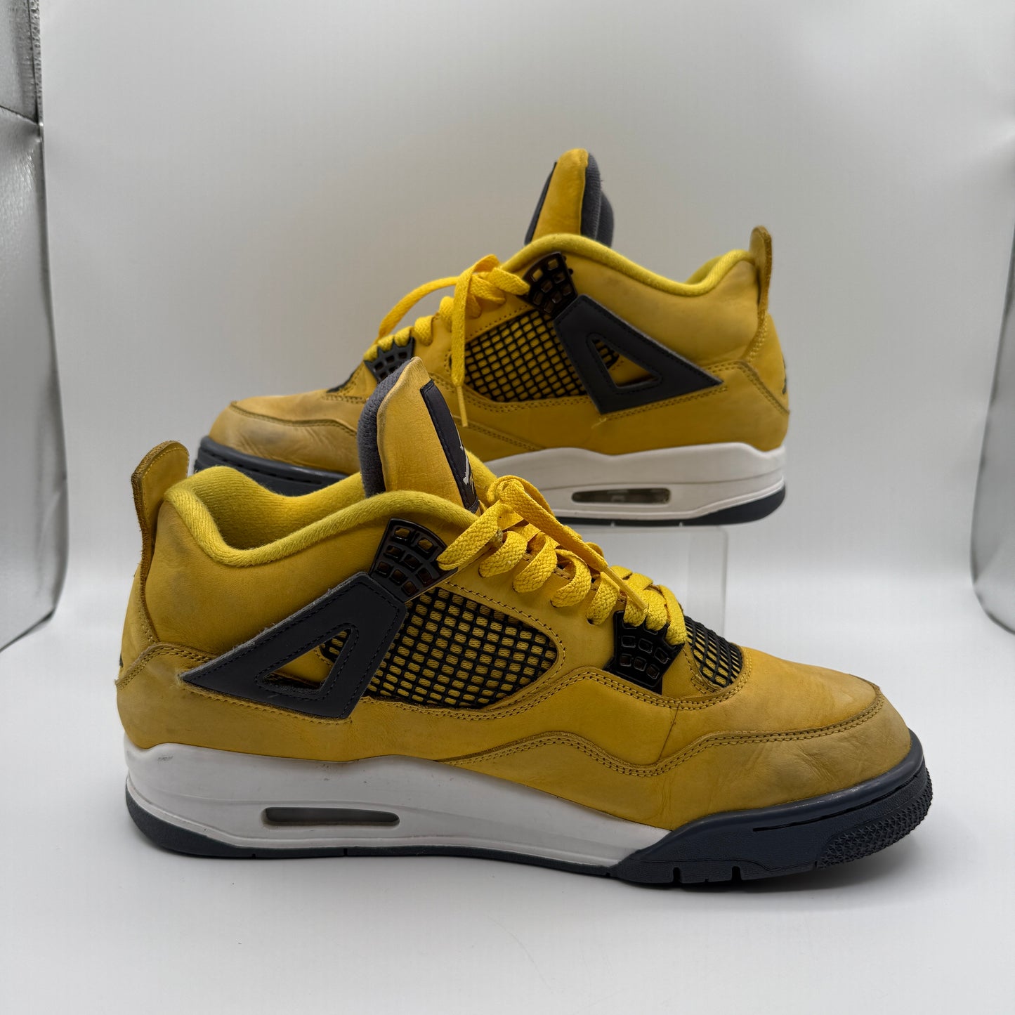 Jordan 4 Retro Lightning *pre-owned* (SIZE 11.5)