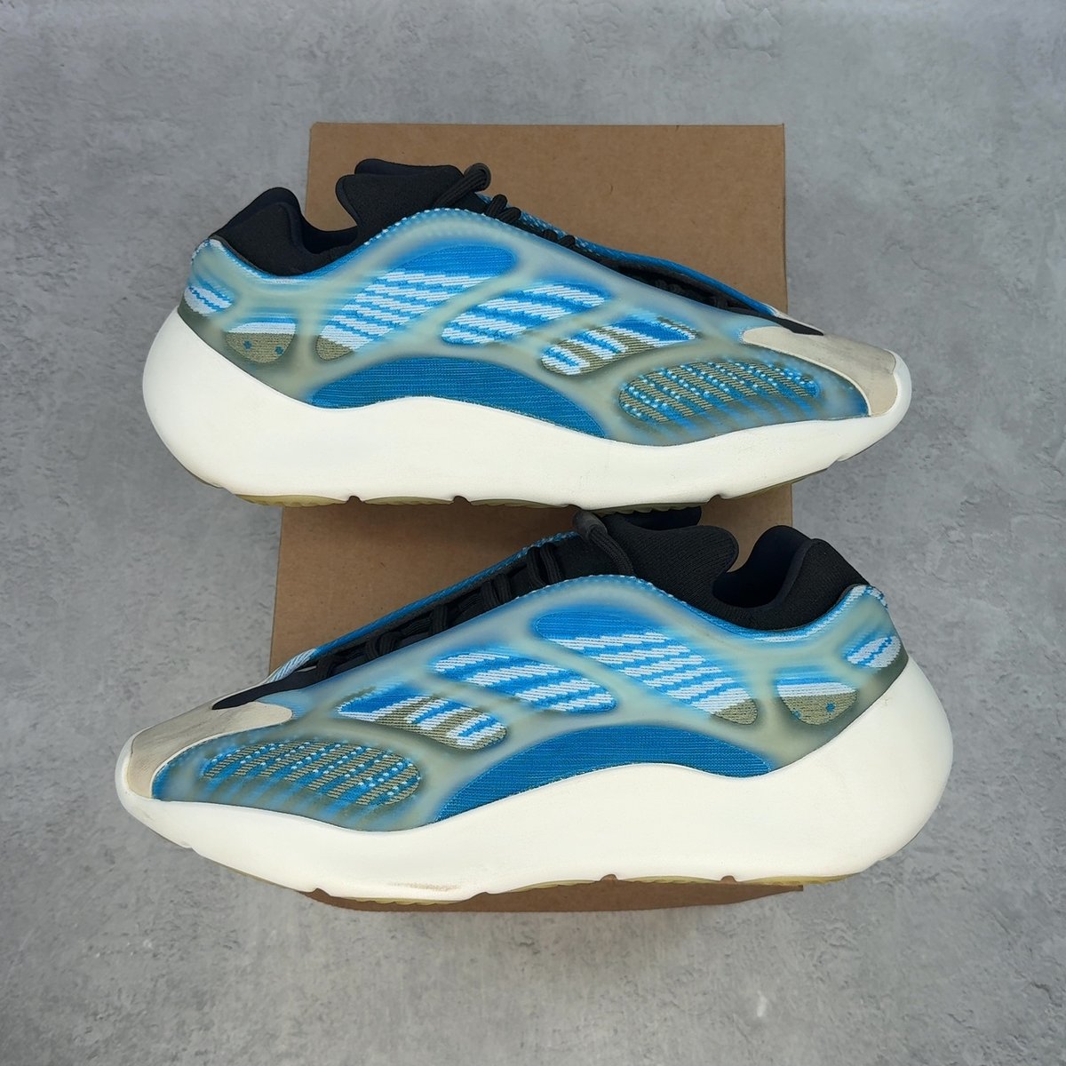 adidas Yeezy 700 V3 Arzareth 10.5 (Pre-Owned) - front
