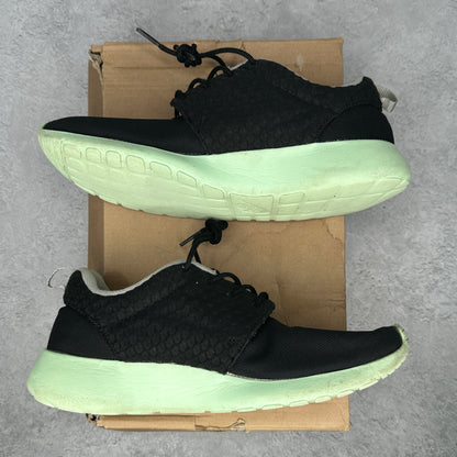 Nike Roshe Run FB Yeezy *pre-owned* SIZE 8