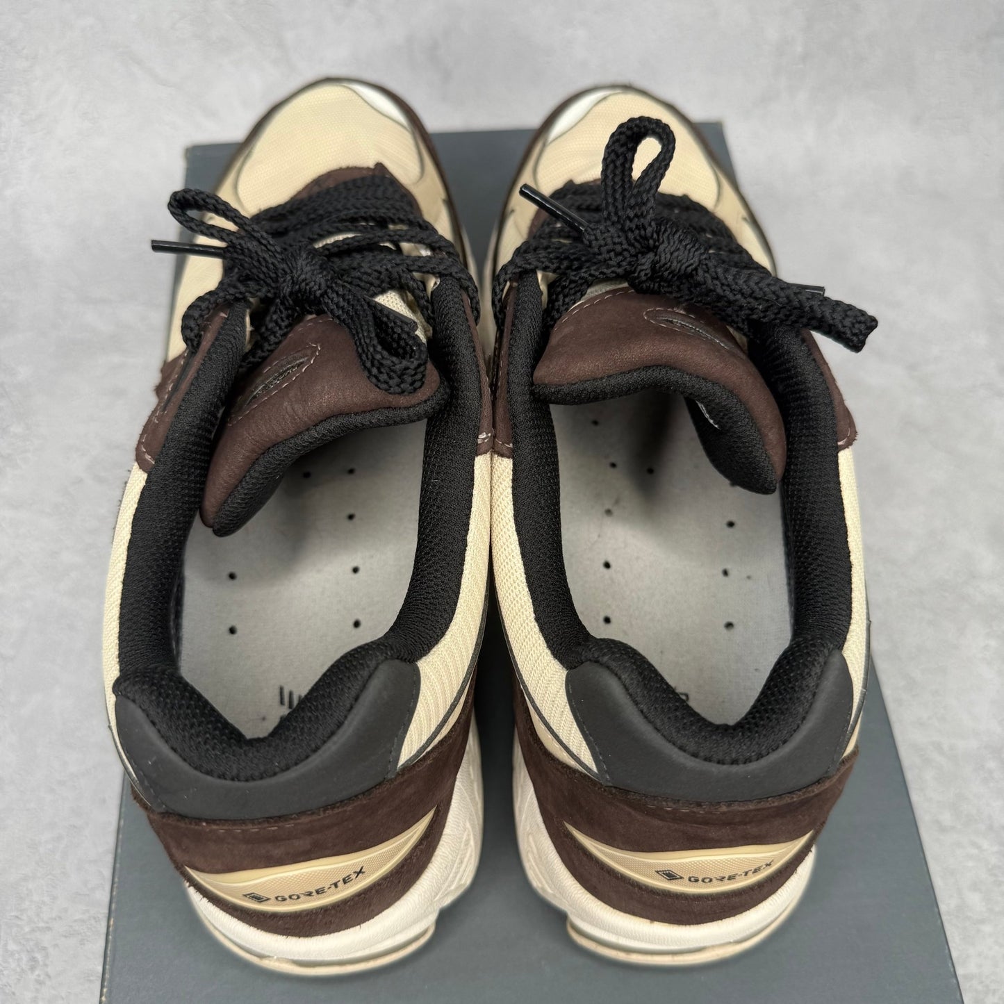 New Balance 2002R Gore - Tex Black Coffee *pre - owned* SIZE 11 - Kicks Collective PA - New Balance - M2002RXQ - Men's Shoes - 11M/12.5W - Pre - Owned