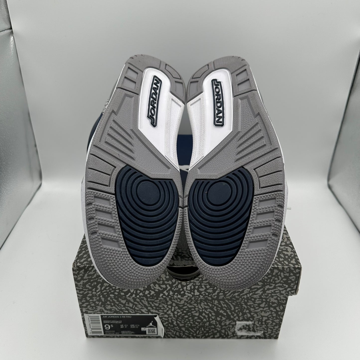 Jordan 3 Retro Georgetown *pre-owned* (SIZE 9.5)