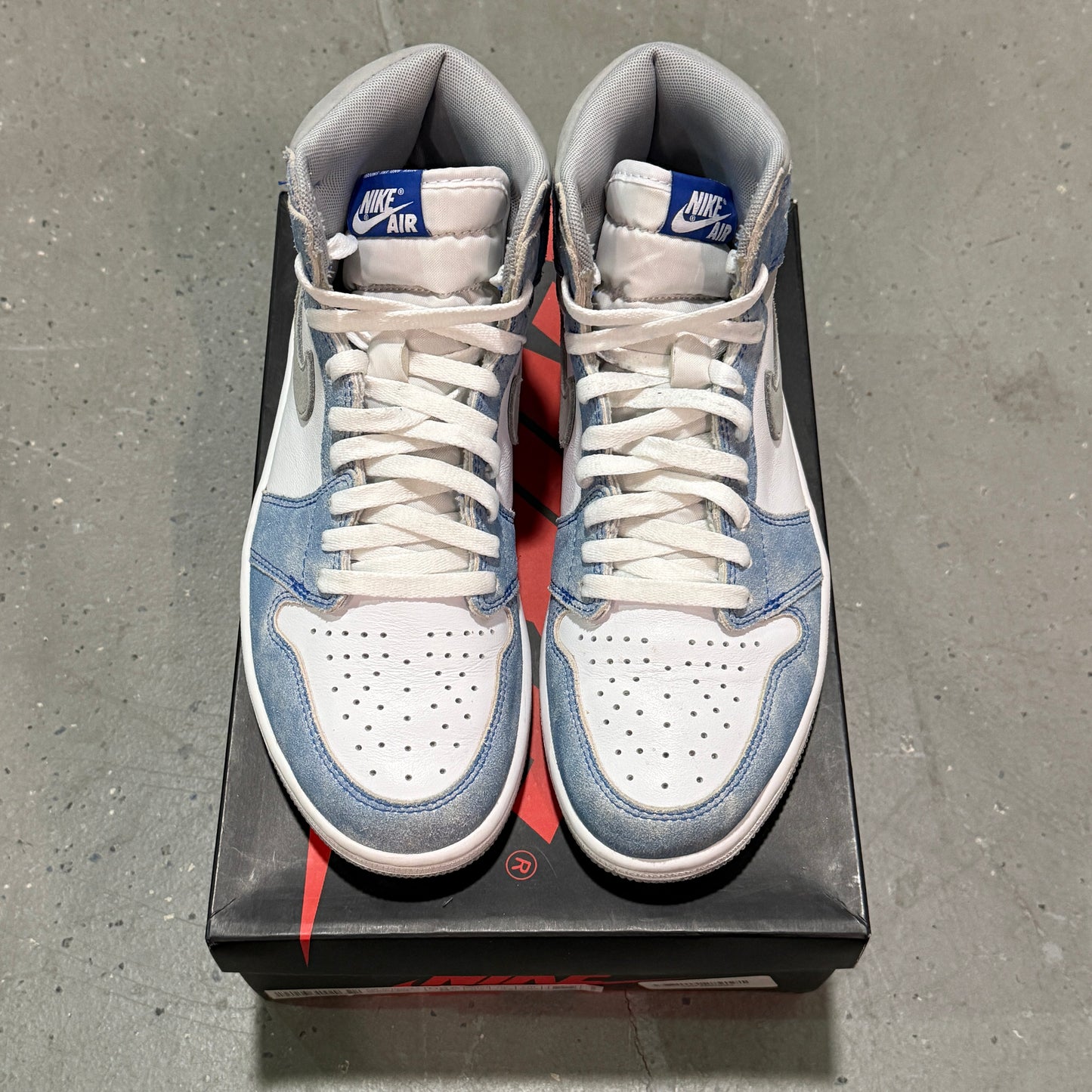 Jordan 1 High Retro Hyper Royal *pre-owned* (SIZE 8.5)