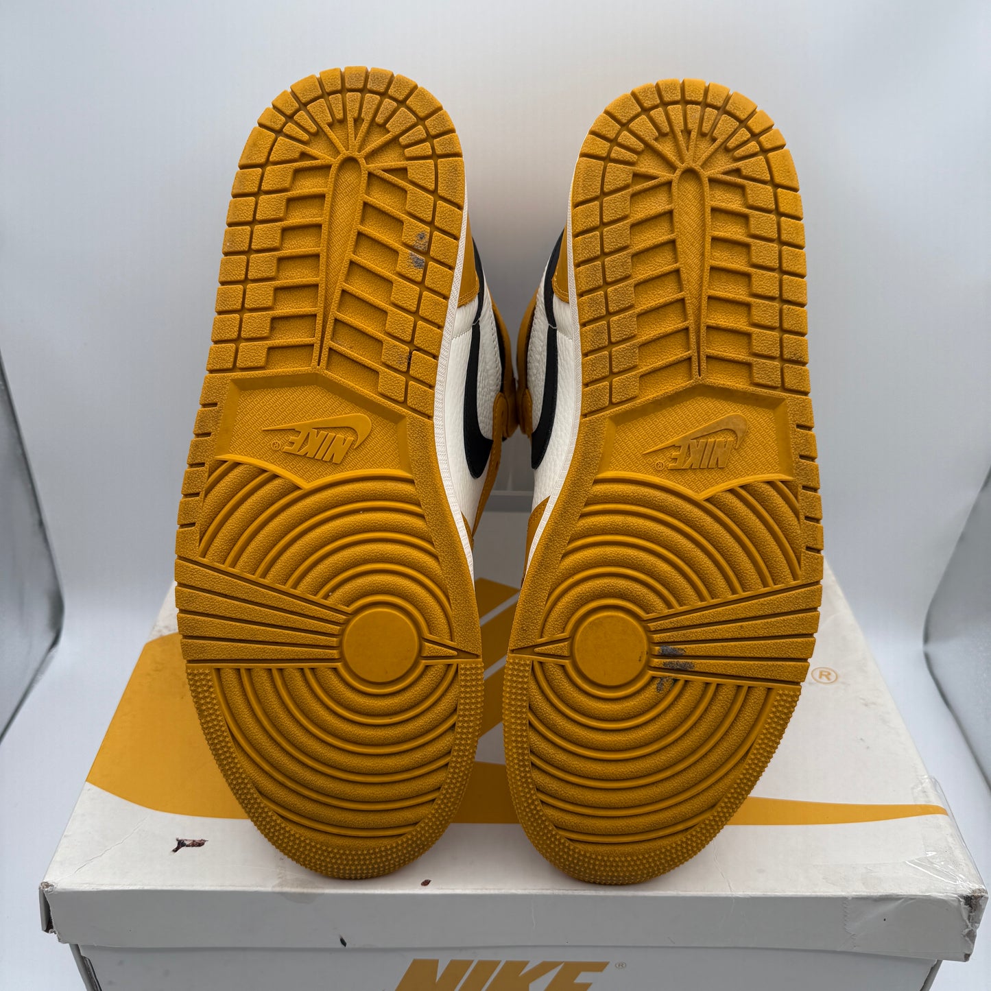 Jordan 1 Retro High OG Yellow Ochre *pre-owned* (SIZE 11)