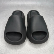 adidas Yeezy Slide Onyx *pre-owned* SIZE 7 Shrunk