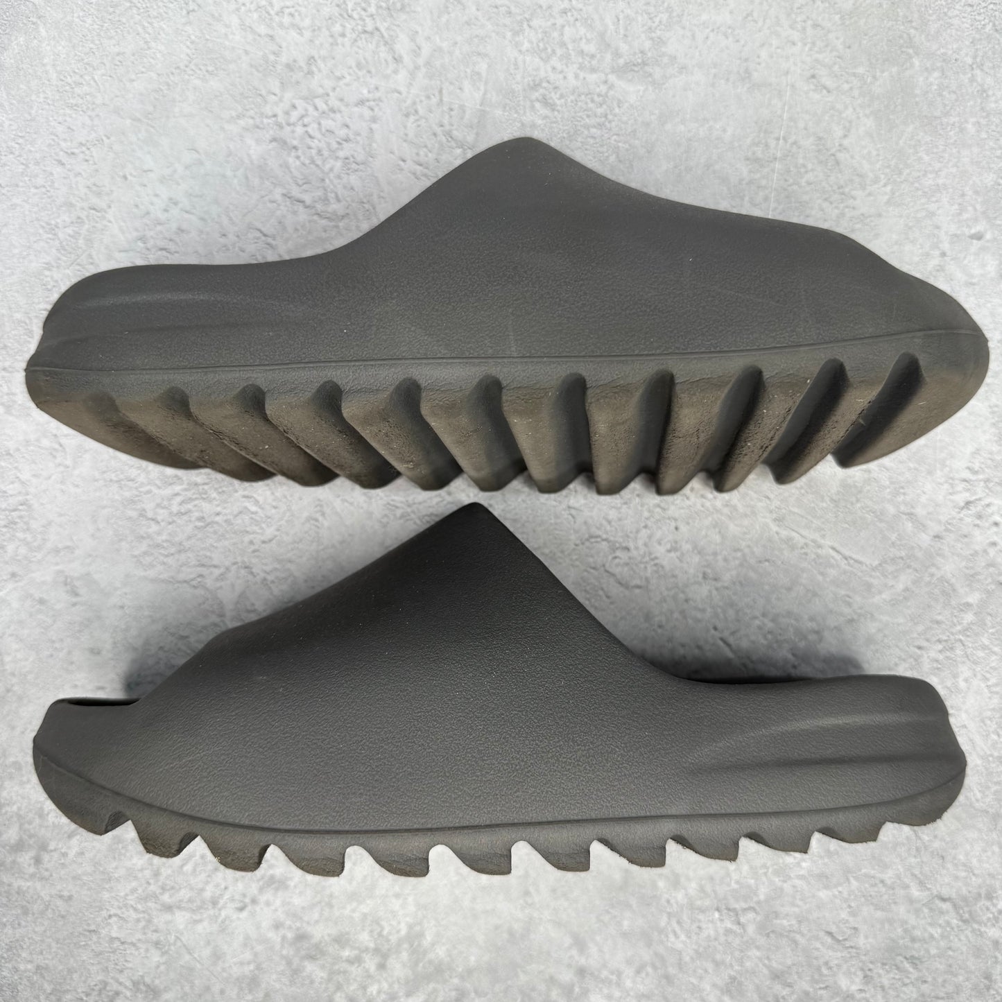 adidas Yeezy Slide Dark Onyx *pre-owned* SIZE 8