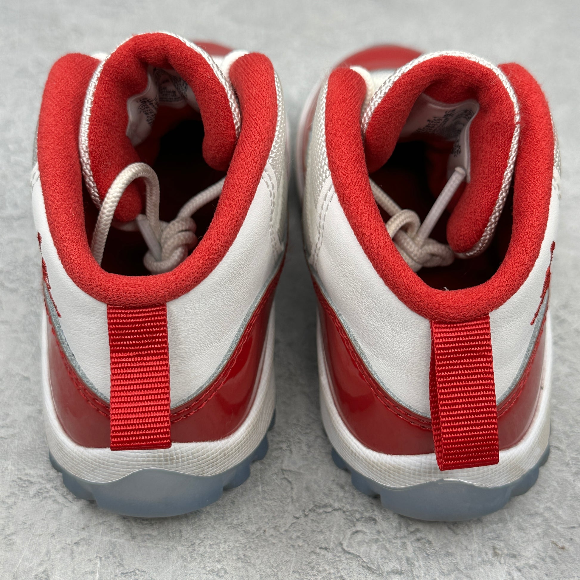 Jordan 11 Retro Cherry (2022) (TD) *pre-owned* SIZE 9C