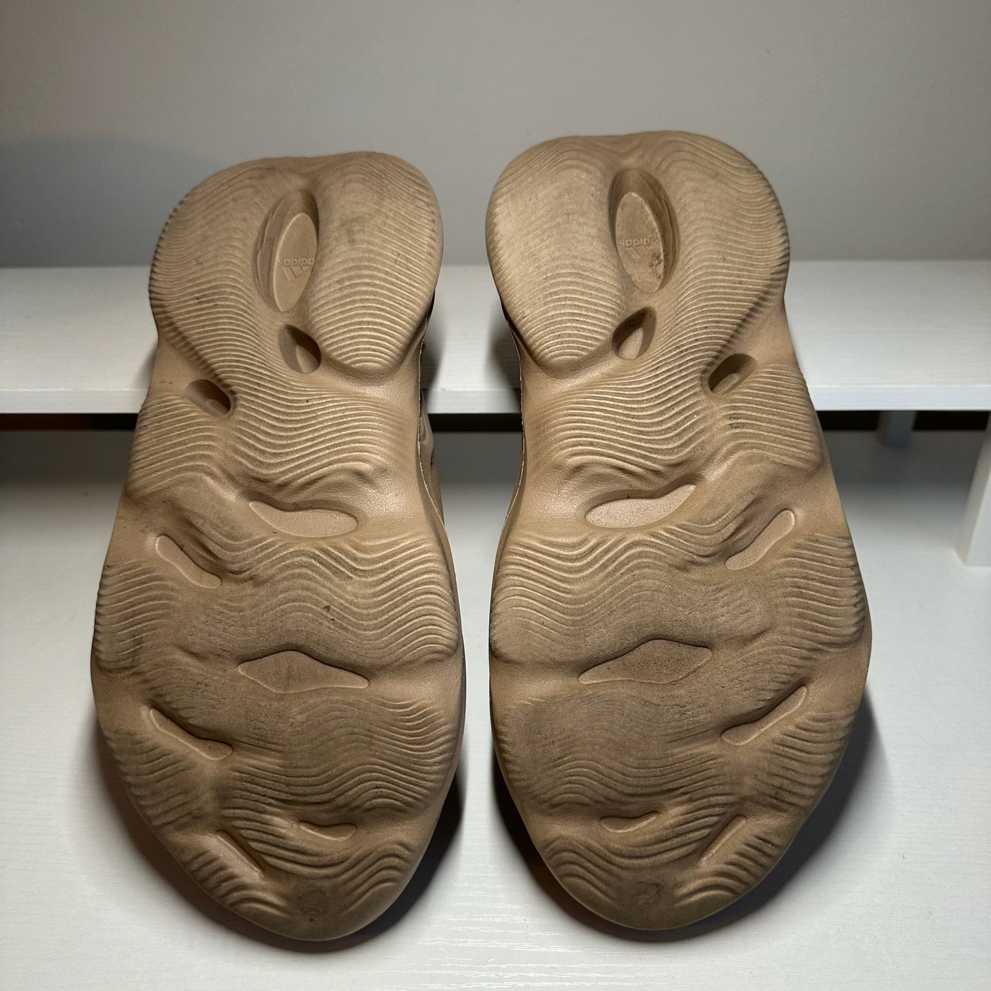adidas Yeezy Foam RNR Stone Taupe *pre-owned* (SIZE 10)