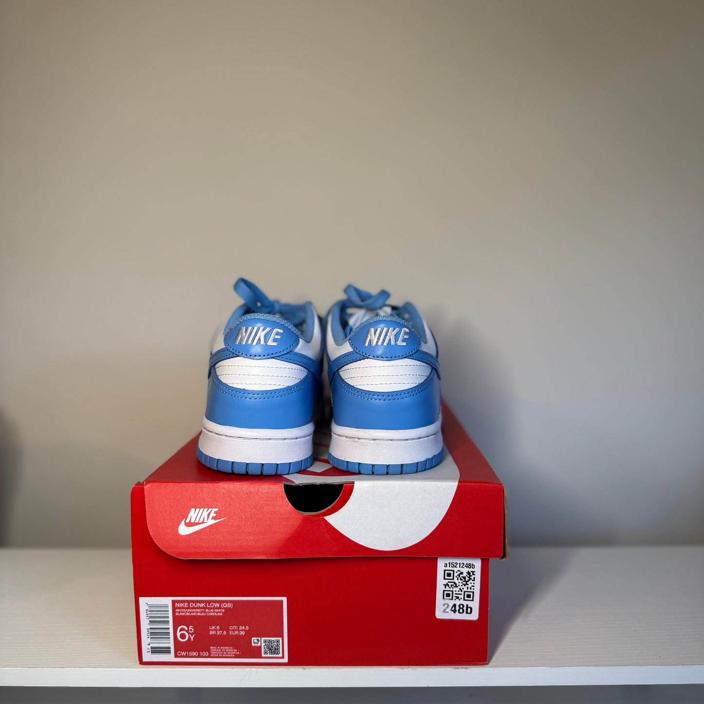 Nike Dunk Low UNC (GS) *pre-owned* (SIZE 6.5Y)