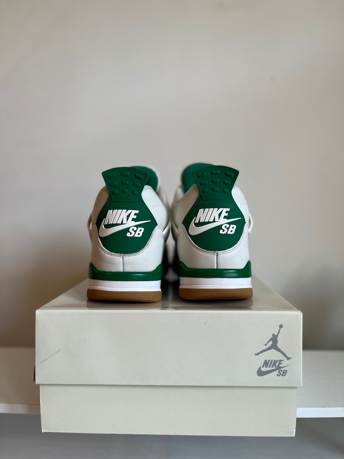 Air Jordan 4 Retro SB Pine Green *pre-owned* (SIZE 11)