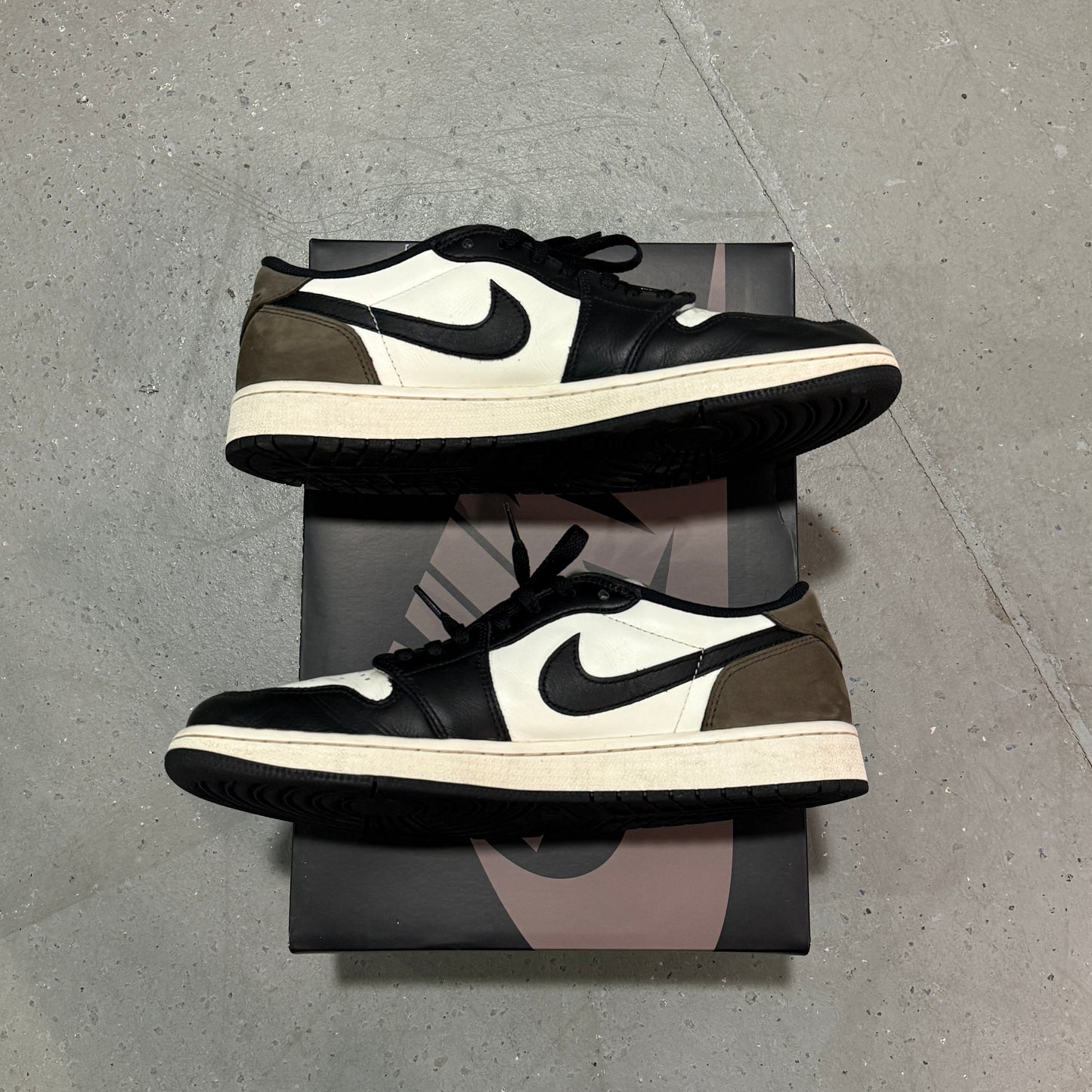 Jordan 1 Low OG Mocha *pre-owned* (SIZE 12.5)