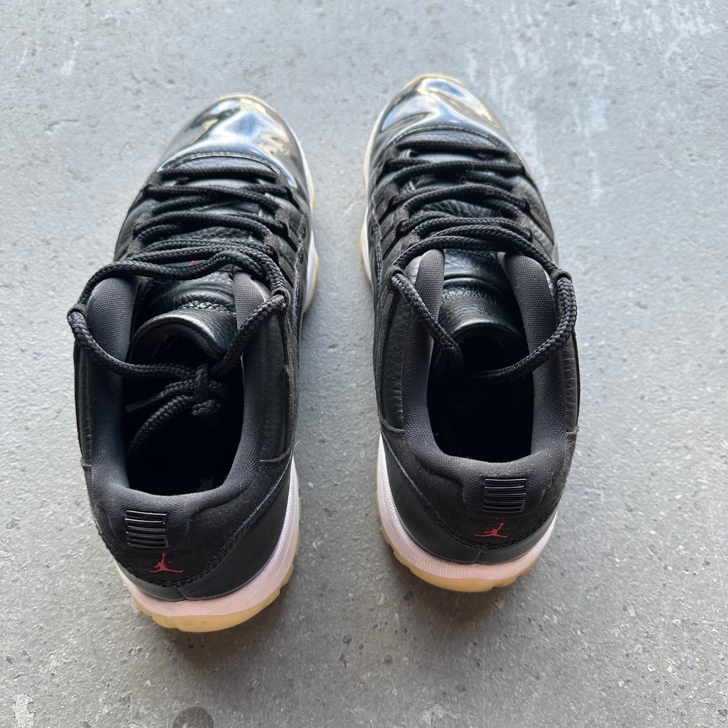 Jordan 11 Retro Low 72-10 *pre-owned* (SIZE 9.5)
