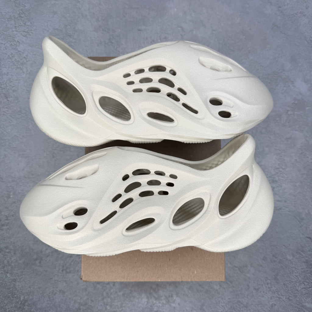 adidas Yeezy Foam RNNR Sand *pre-owned* SIZE 9