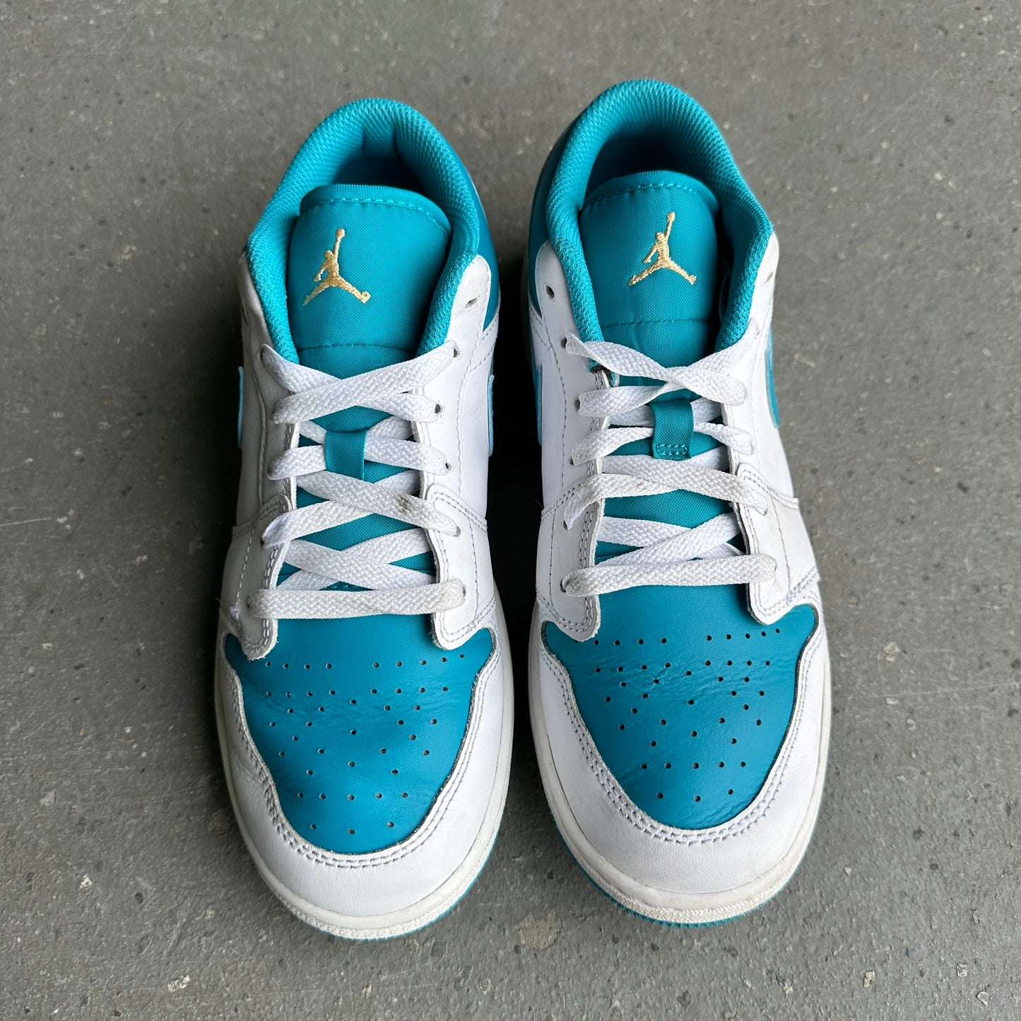 Jordan 1 Low Aquatone (GS) *pre-owned* (SIZE 5.5Y)