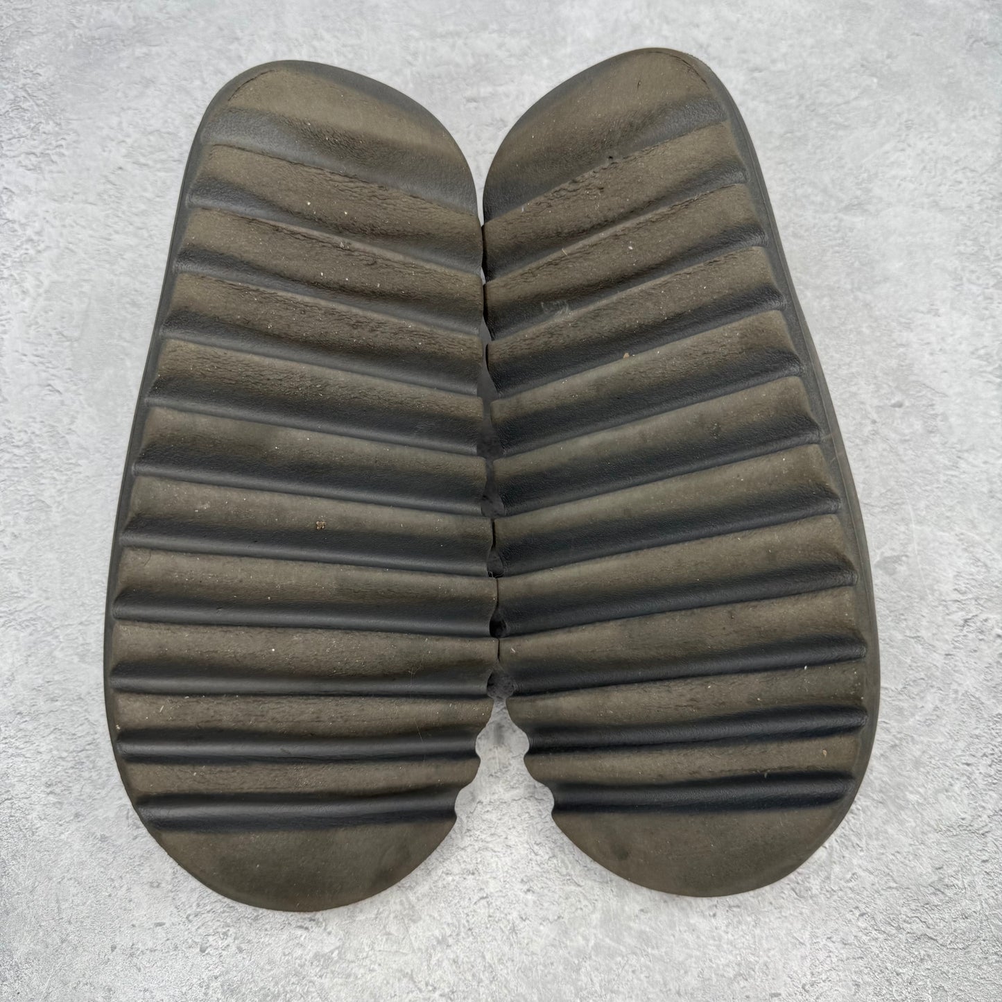 adidas Yeezy Slide Dark Onyx *pre-owned* SIZE 8