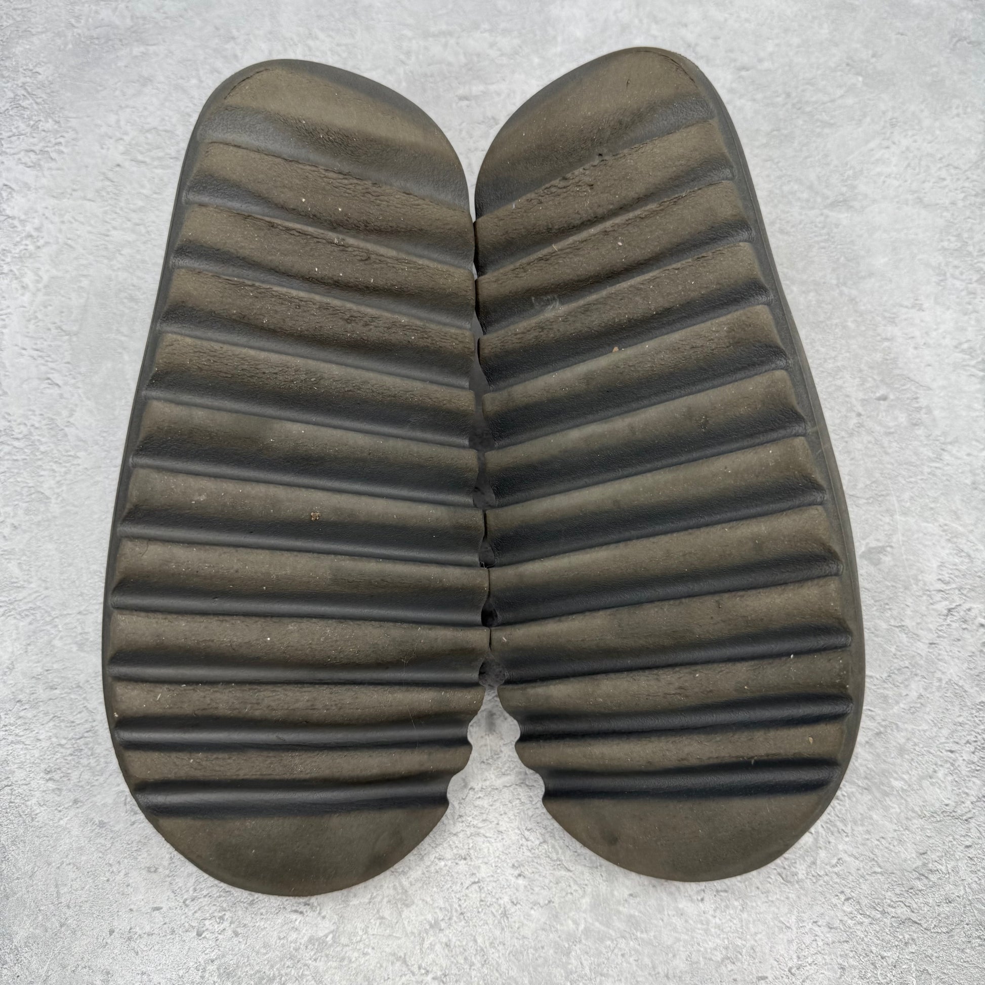 adidas Yeezy Slide Dark Onyx *pre-owned* SIZE 8
