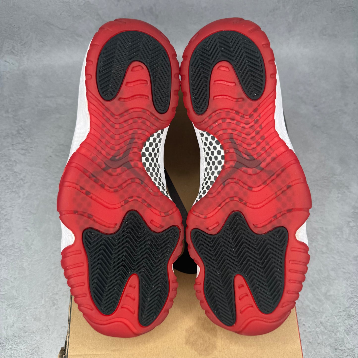 Jordan 11 Retro Playoffs Bred (2019) *pre-owned* SIZE 10