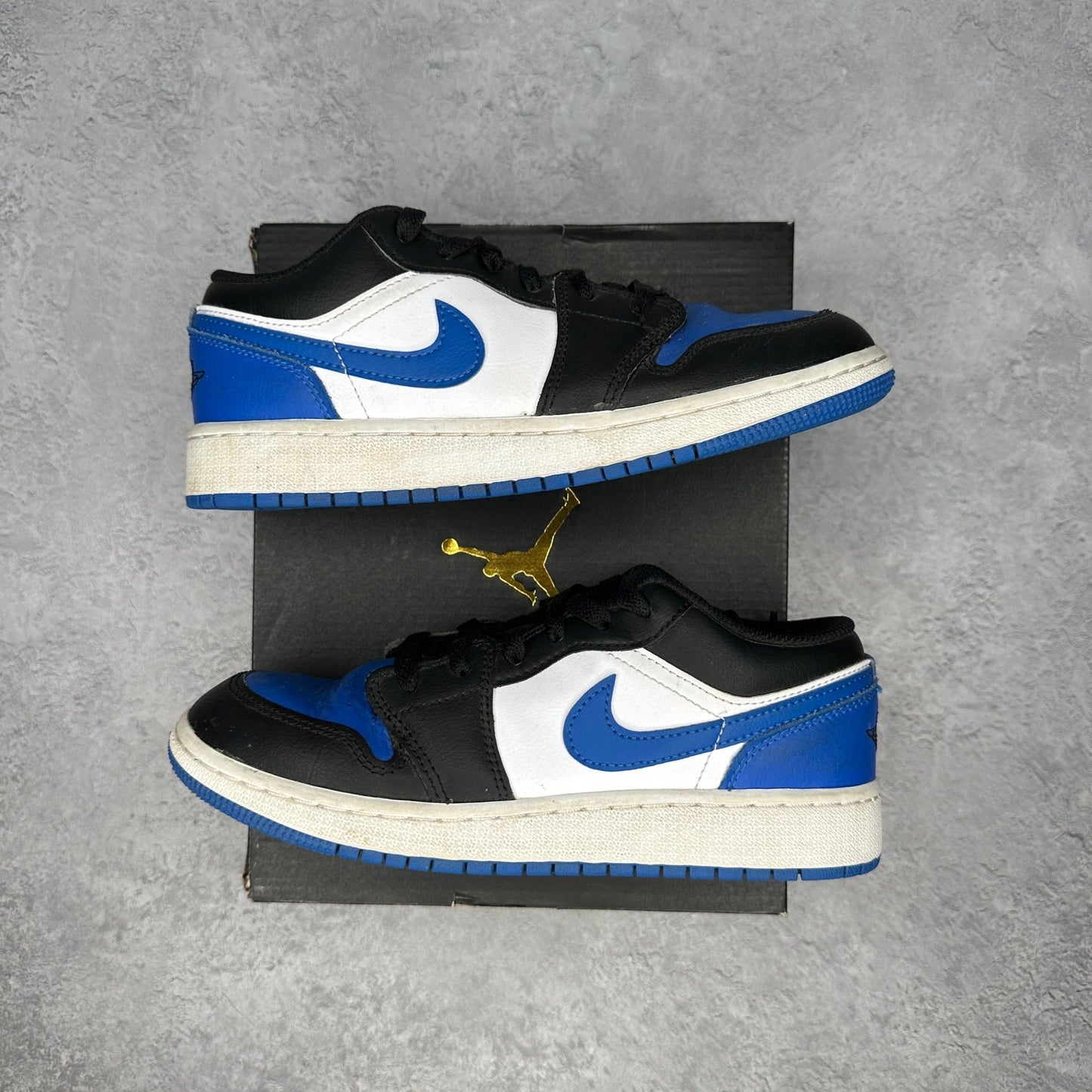 Jordan 1 Low SE Alternate Royal Toe (GS) *pre - owned* SIZE 5.5Y - Kicks Collective PA - Jordan - 553560 - 140 - Kid's Shoes - 5.5Y - Brand New