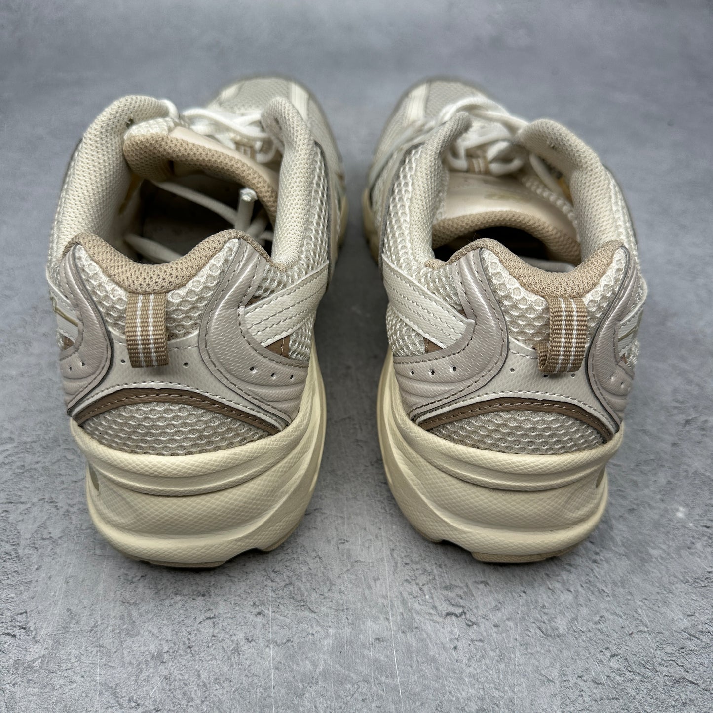 New Balance 530 Beige Angora *pre-owned* SIZE 10.5