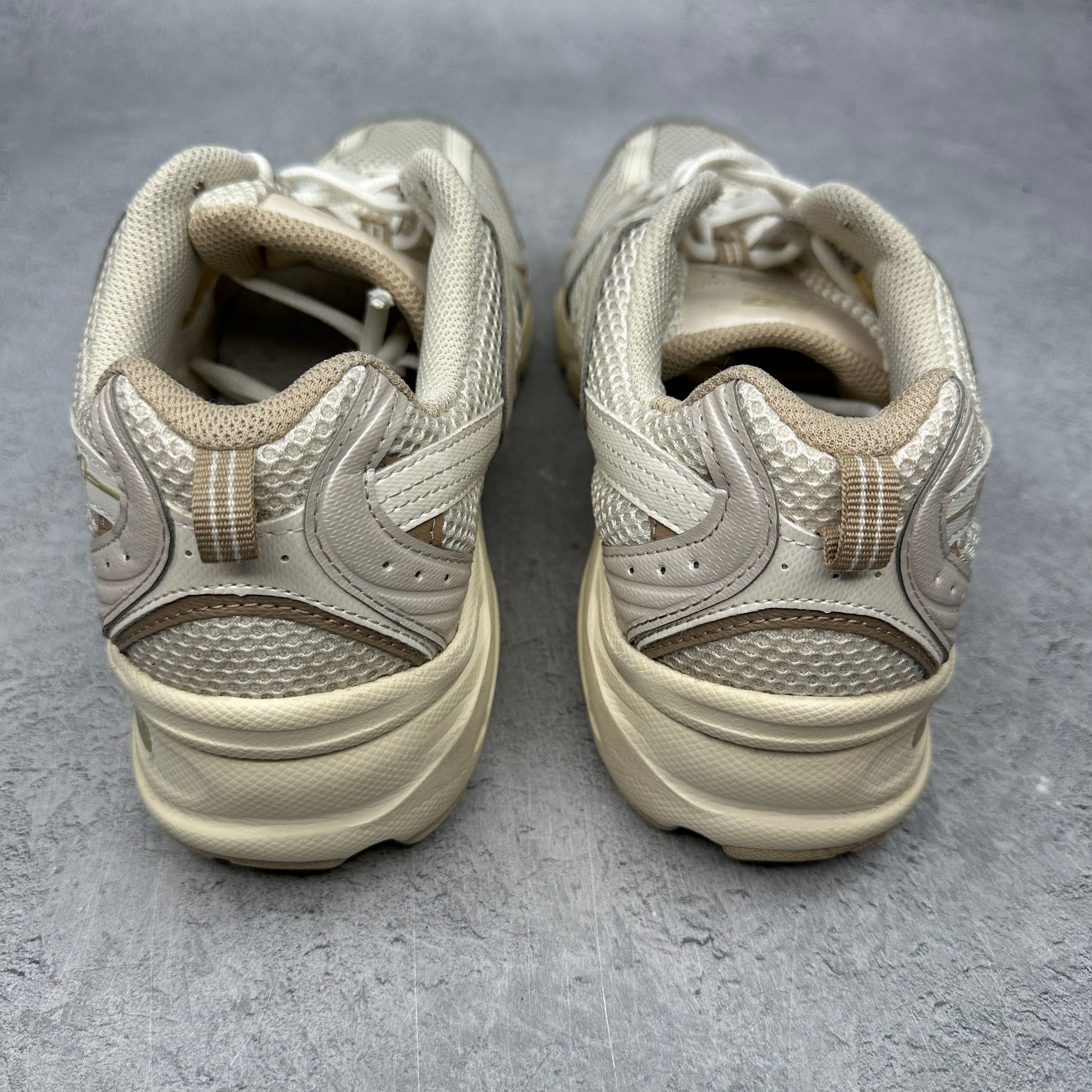 New Balance 530 Beige Angora *pre-owned* SIZE 10.5