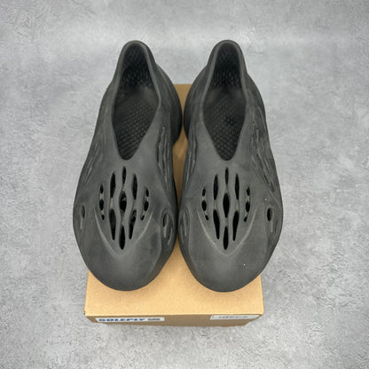 adidas Yeezy Foam RNR Onyx *pre-owned* SIZE 8