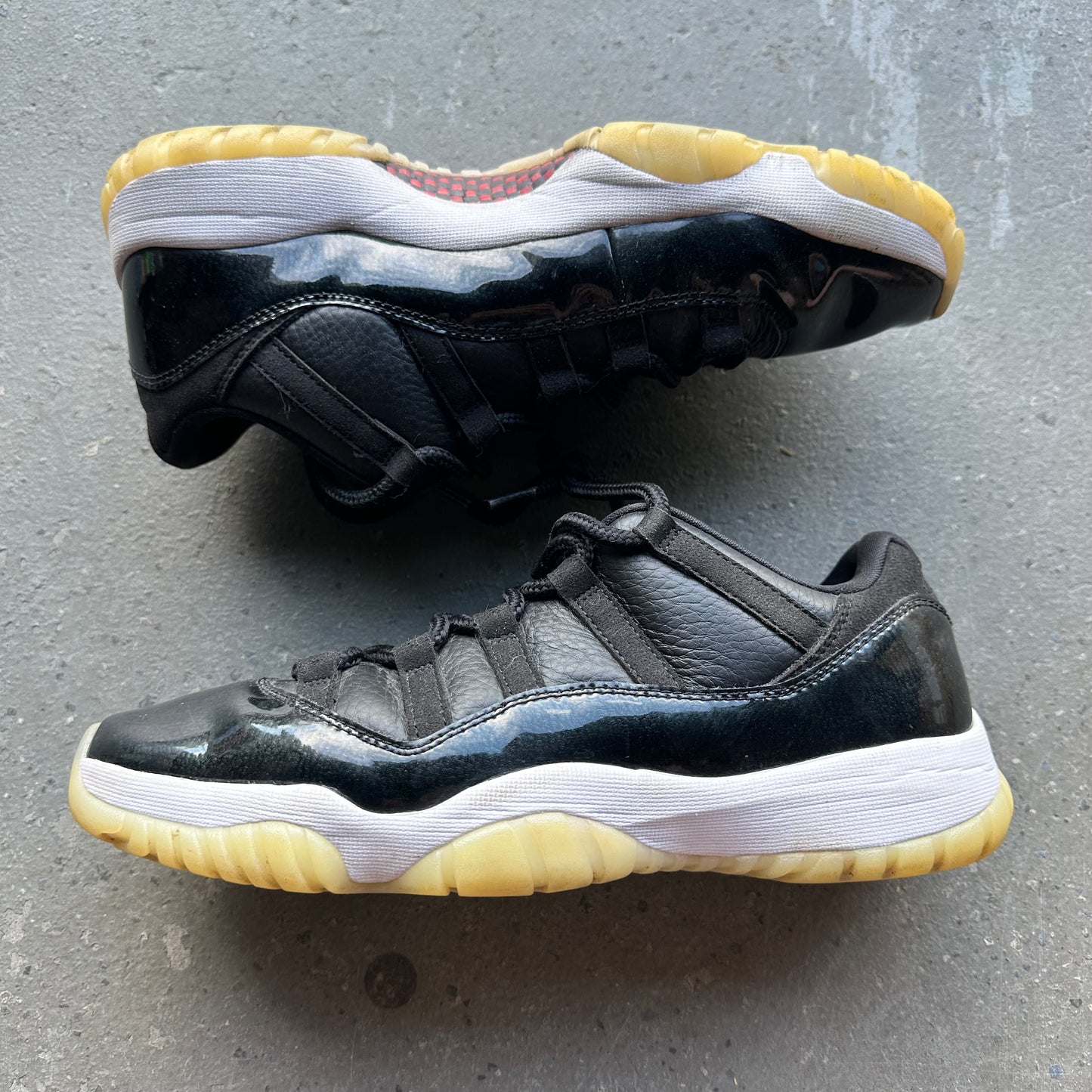 Jordan 11 Retro Low 72-10 *pre-owned* (SIZE 9.5)