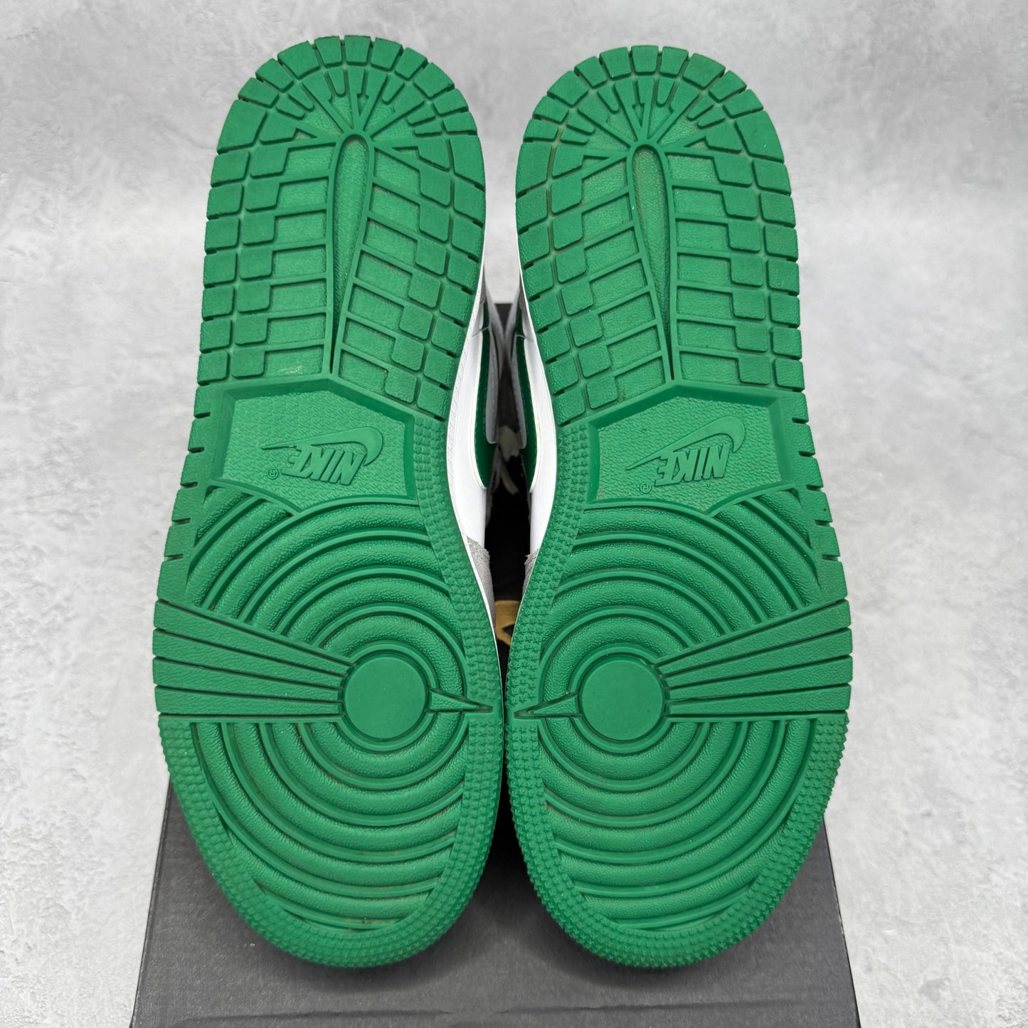 Jordan 1 Mid SE White Pine Green Smoke Grey (GS) *pre - owned* SIZE 5.5Y - Kicks Collective PA - Jordan - DC7248-103 - Kid's Shoes - 5.5Y - Pre - Owned