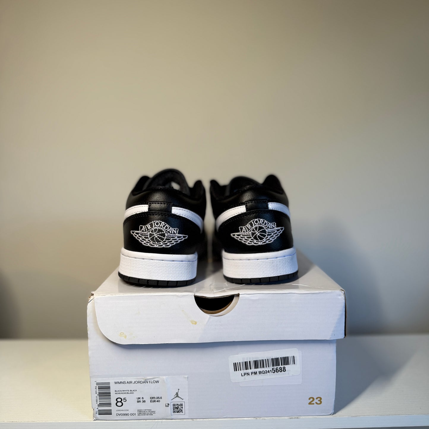 Jordan 1 Low Black White (2022) *pre-owned* (SIZE 8.5W)