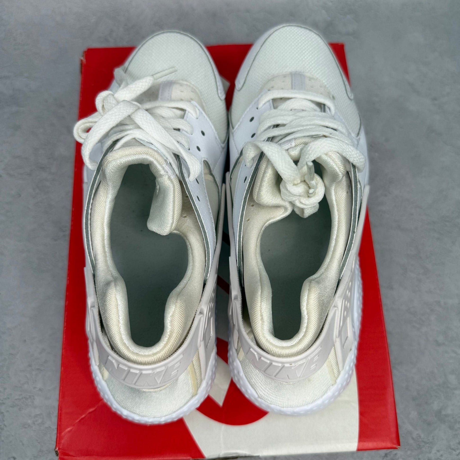 Nike Air Huarache Run White Pure Platinum (GS) *pre - owned* SIZE 6.5Y - Kicks Collective PA - Nike - 654275 - 110 - Kid's Shoes - 6.5Y - Pre - Owned